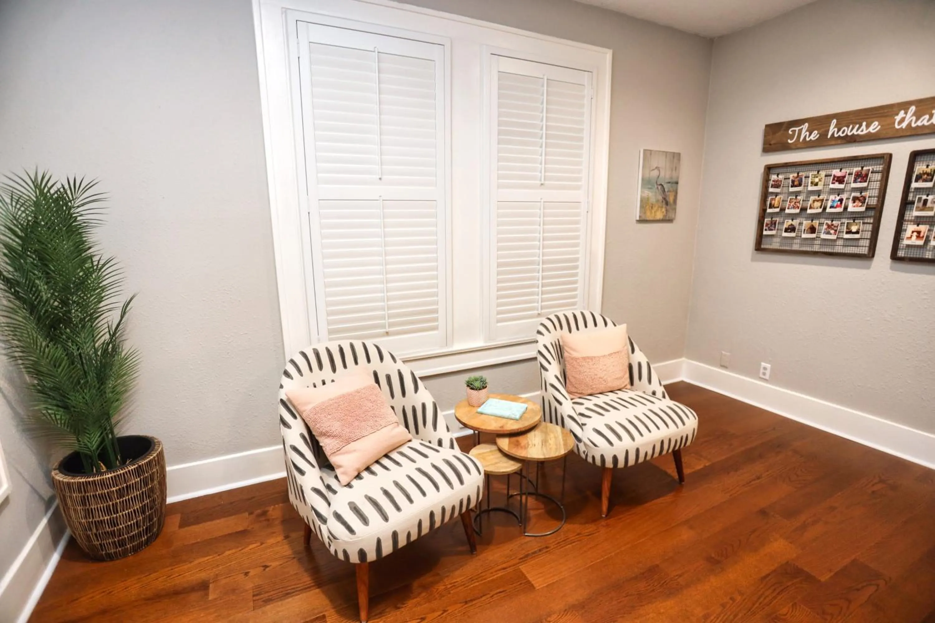 Seating area in Historic Home Family Friendly Close to Seawall