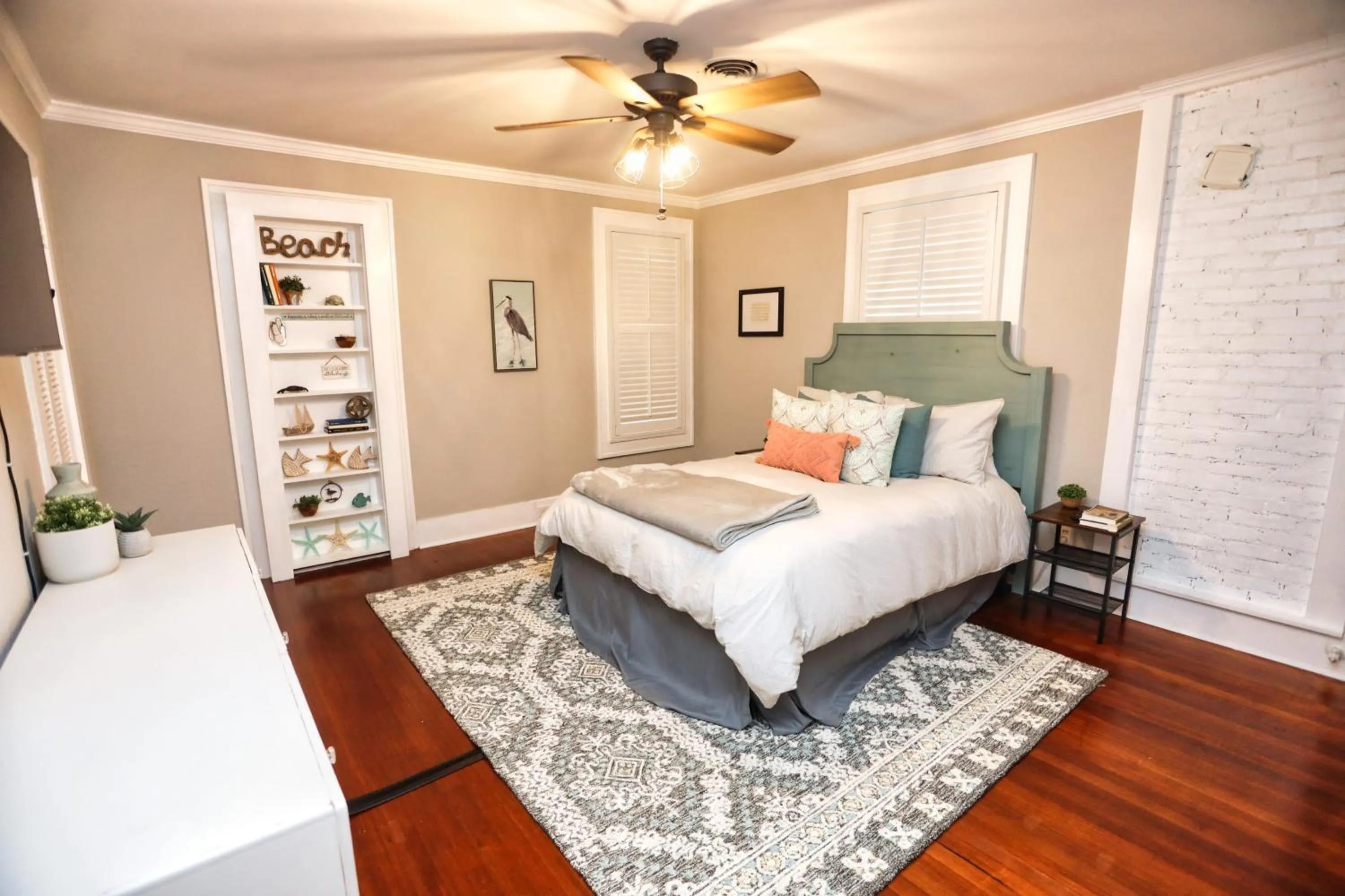 Bed in Historic Home Family Friendly Close to Seawall