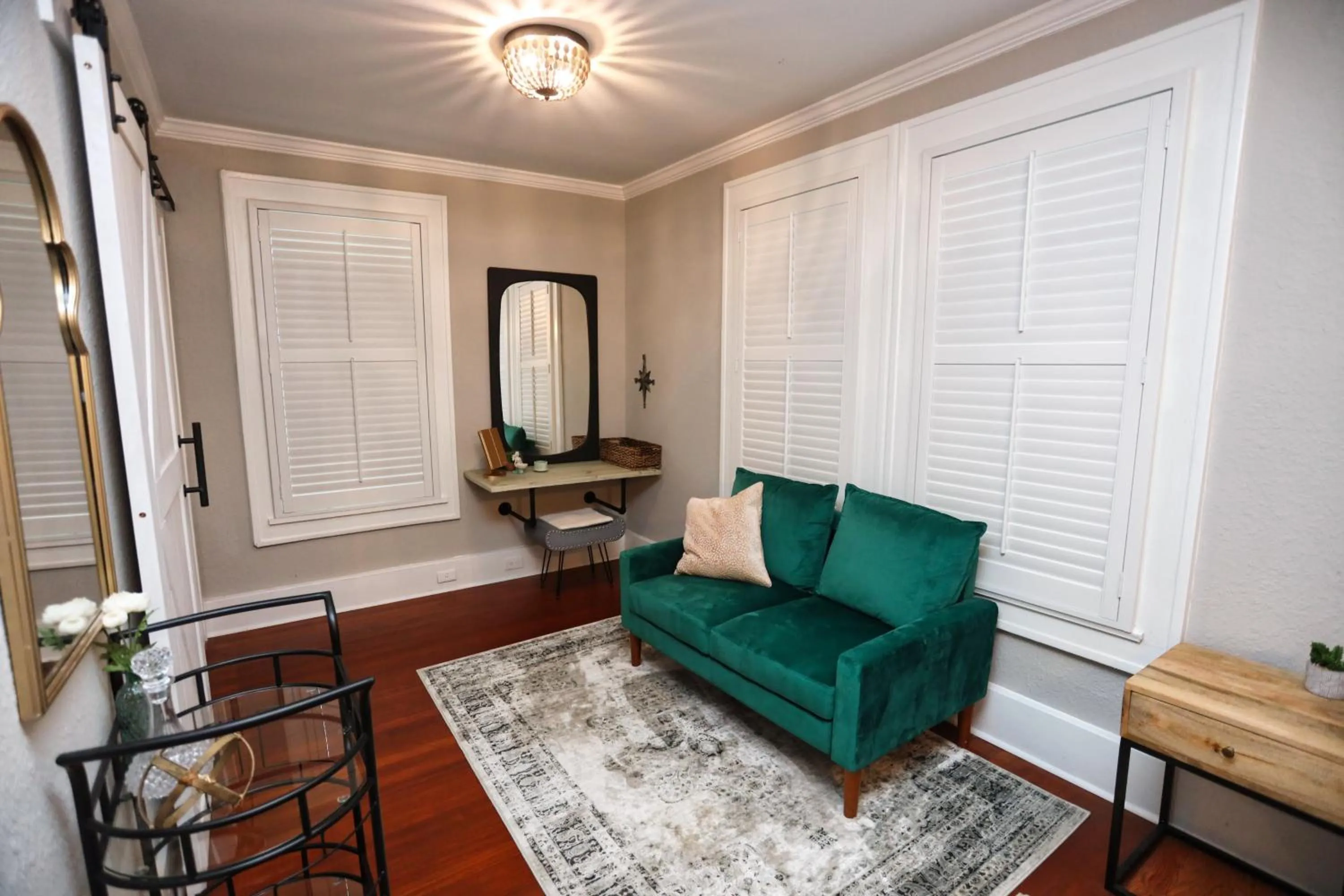 Seating area in Historic Home Family Friendly Close to Seawall