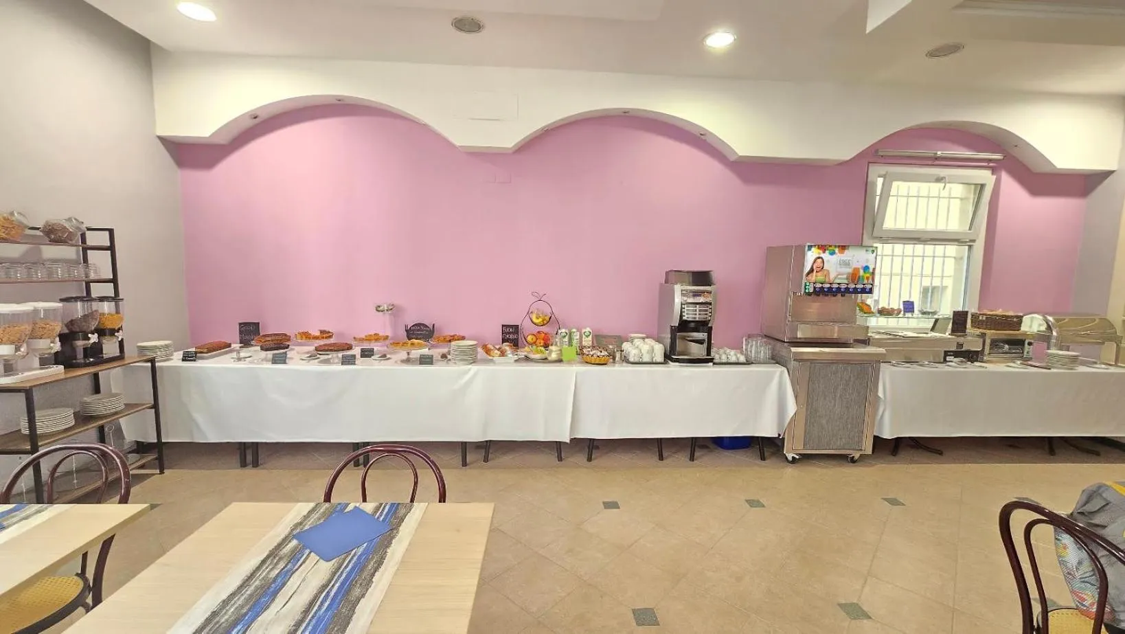 Restaurant/places to eat in Abc Hotel