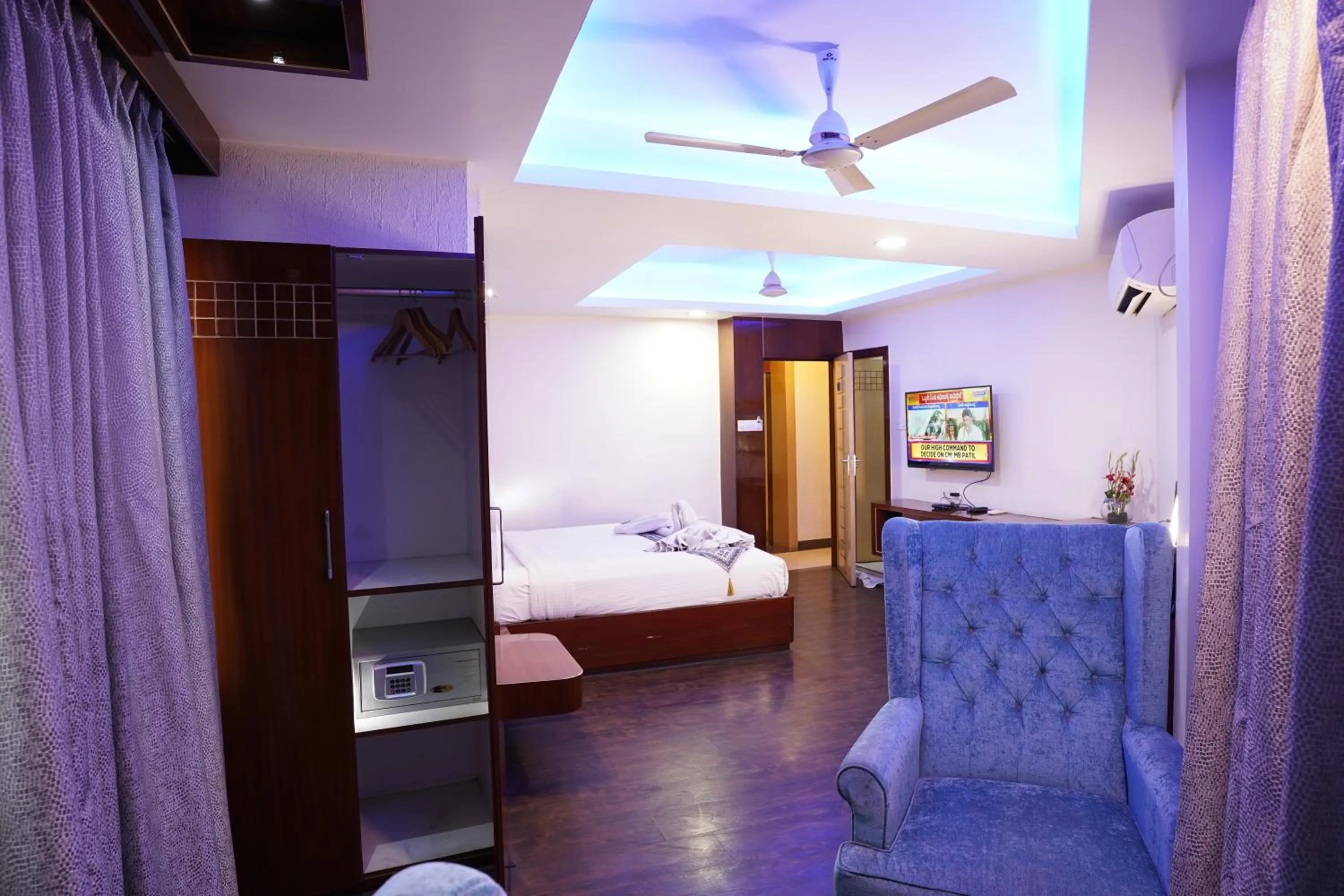 microwave, Bed in Hotel Emirates