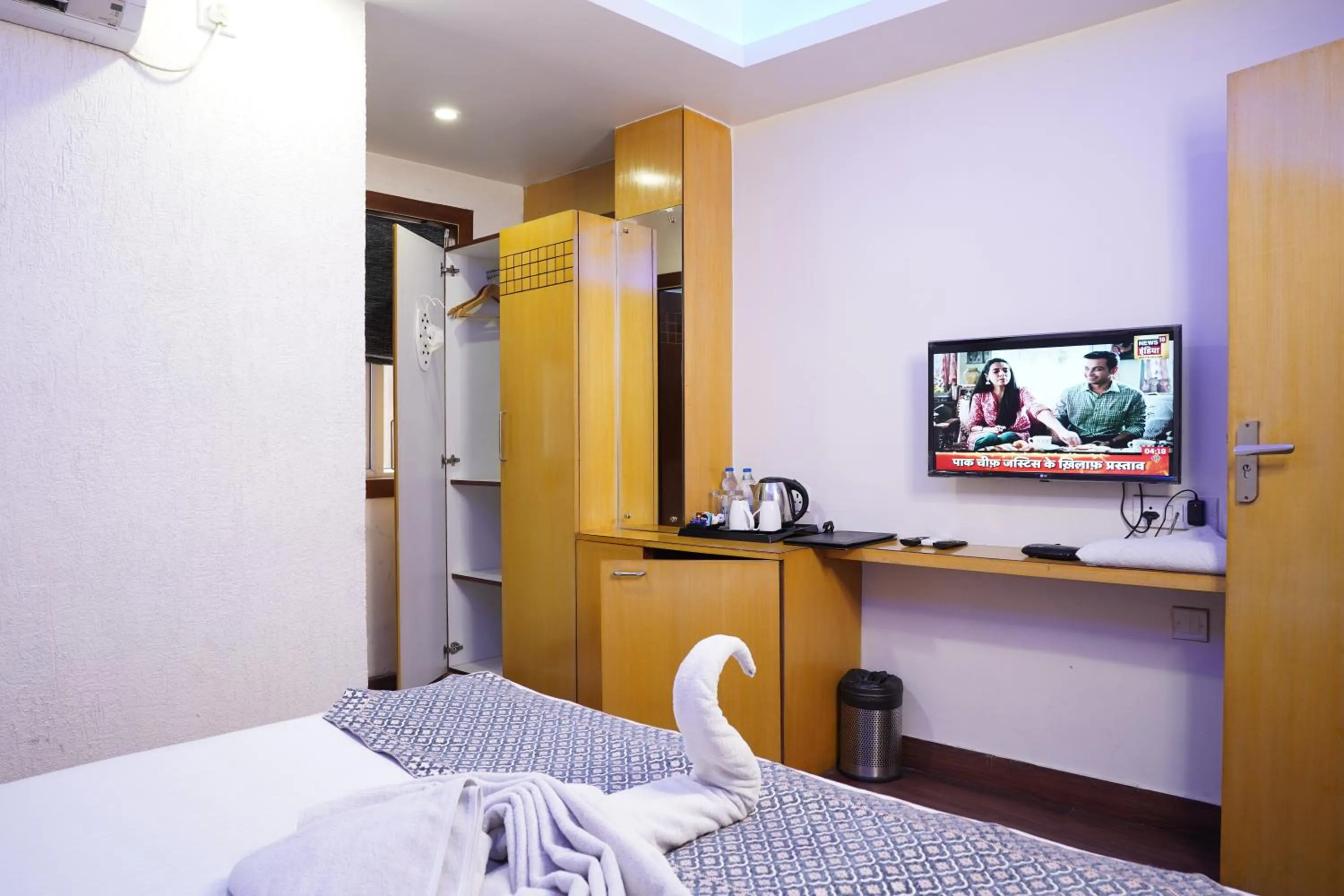 Photo of the whole room, Bed in Hotel Emirates