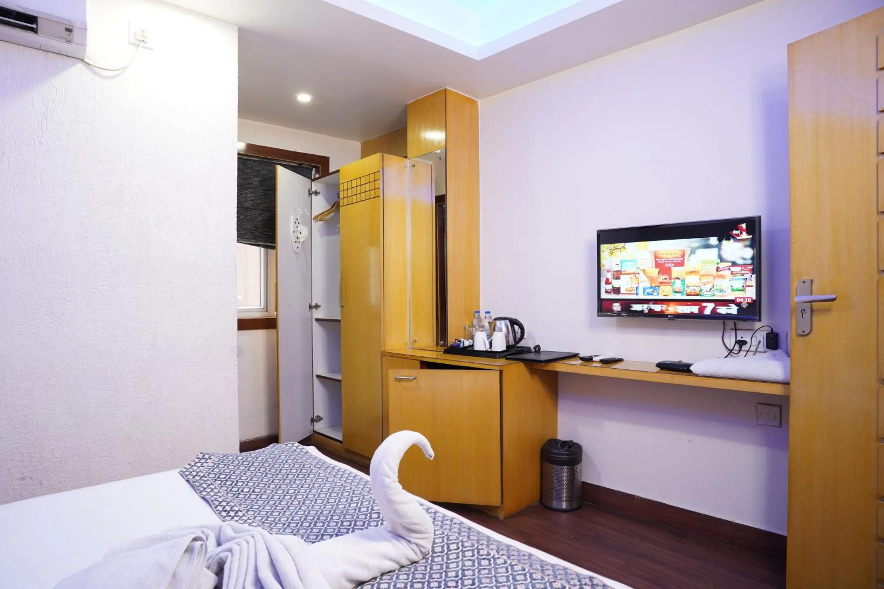 Photo of the whole room, Bed in Hotel Emirates