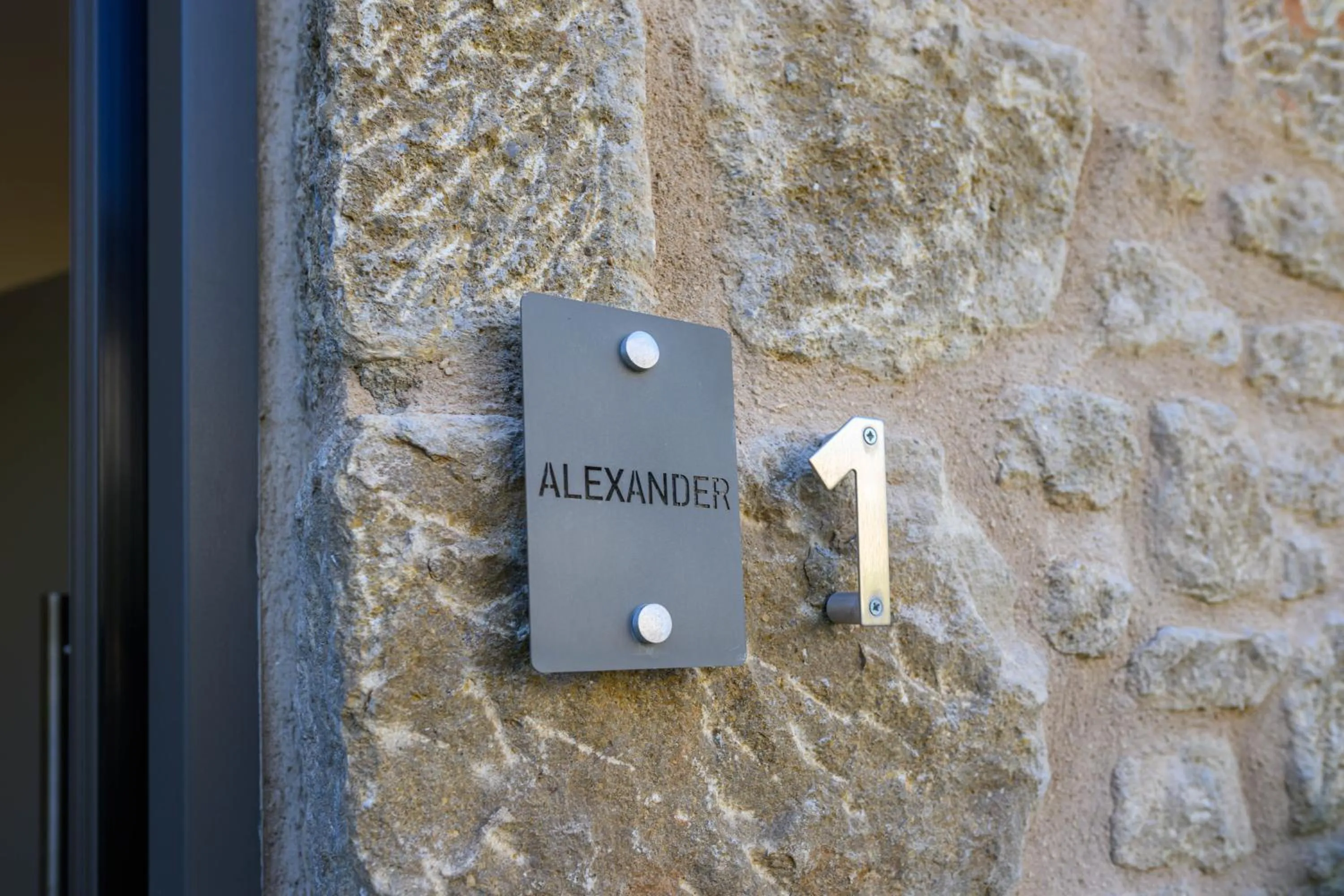 Kannas Mani Luxury Suites -Adults Friendly 14 Plus