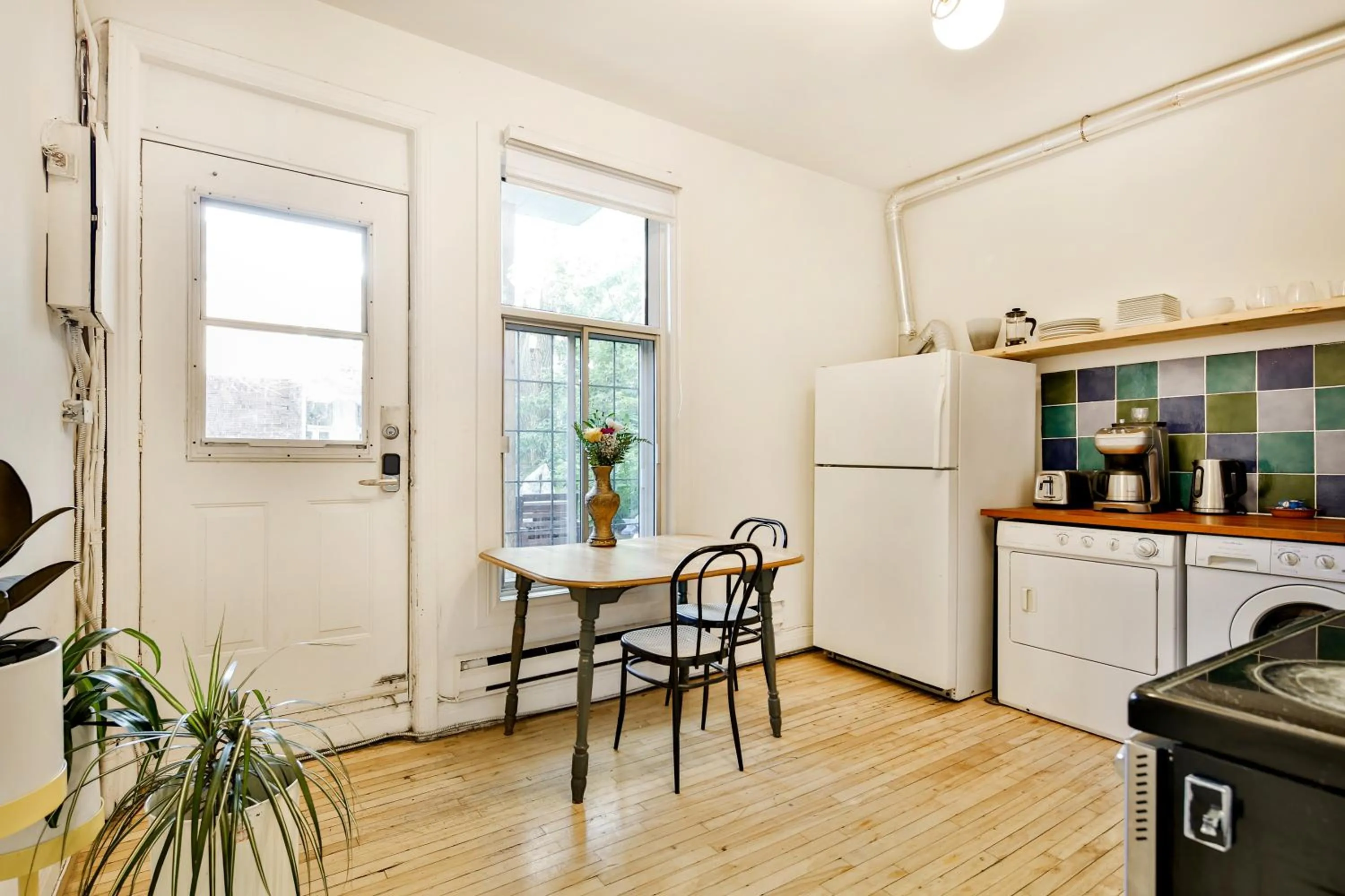 Communal kitchen in La Maison Du Mile-End