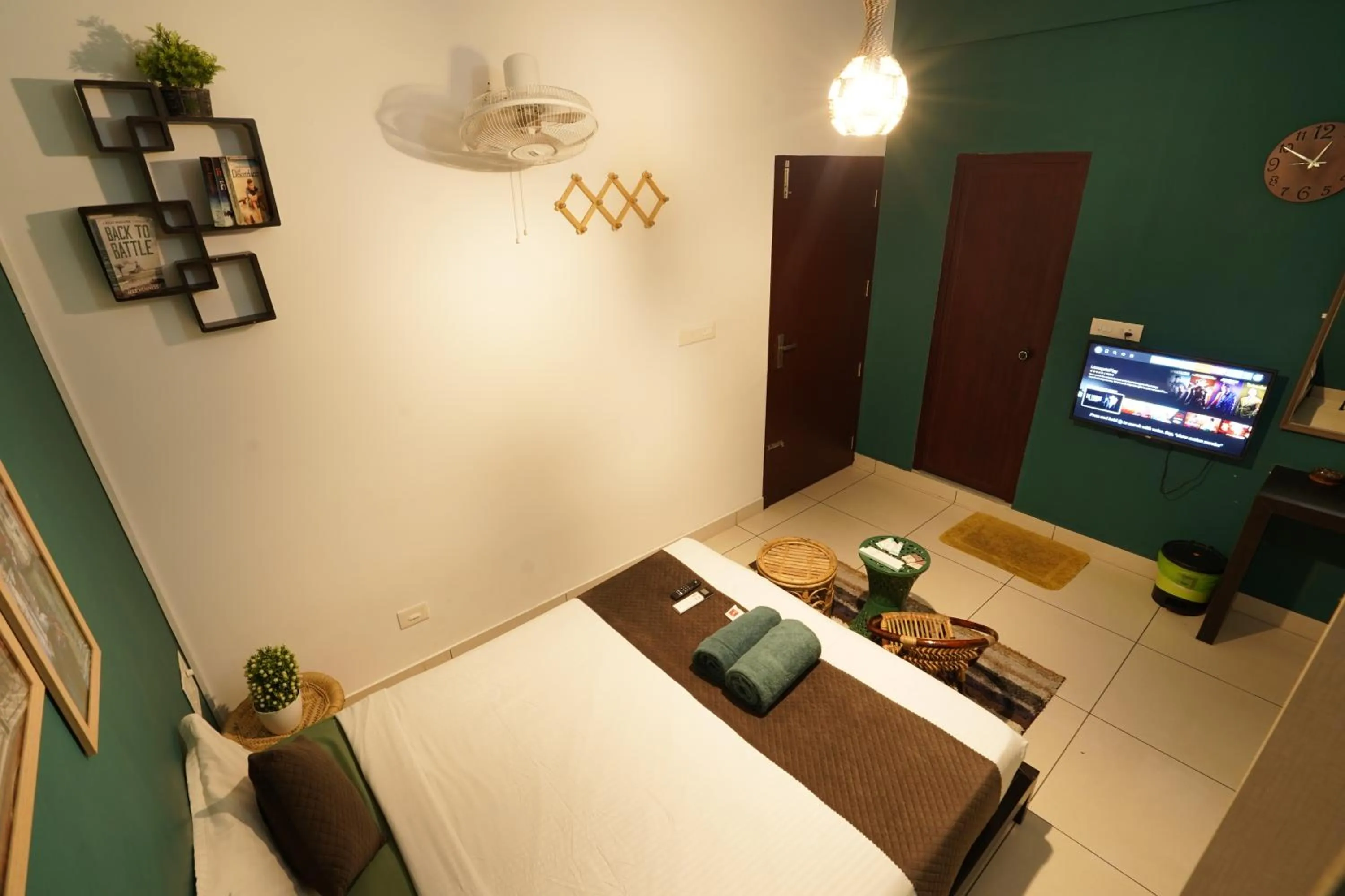Communal lounge/ TV room, Bed in Atmos Inn Calicut Near Aster Mims Hospital