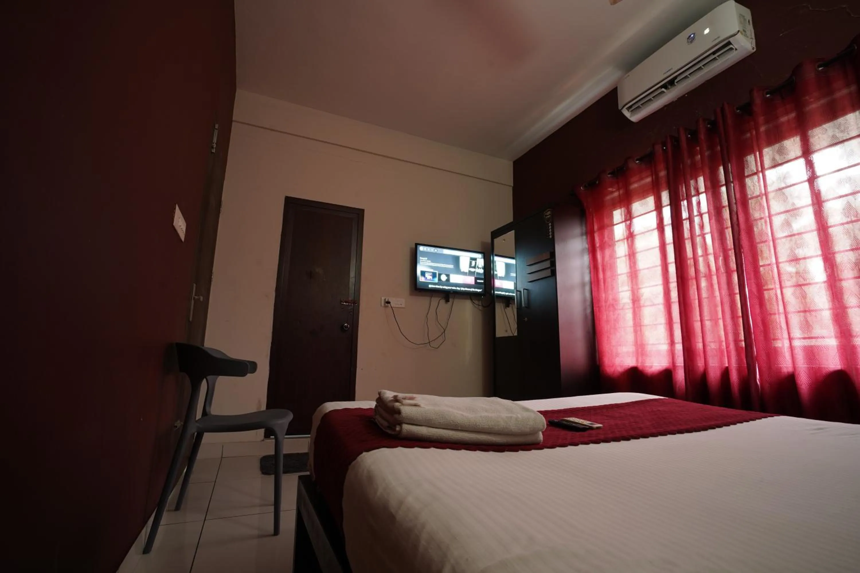 Communal lounge/ TV room, Bed in Atmos Inn Calicut Near Aster Mims Hospital