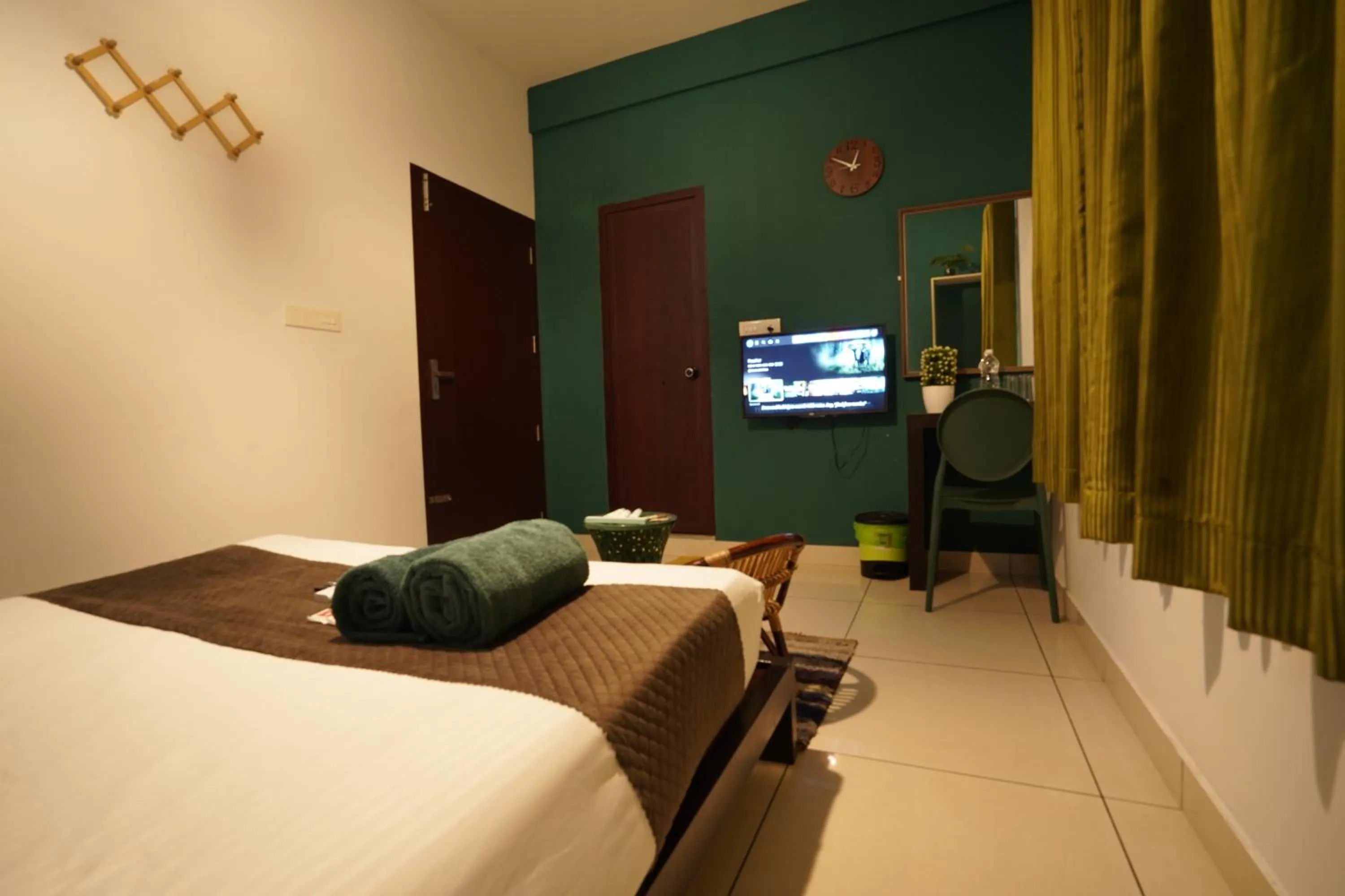Communal lounge/ TV room, Bed in Atmos Inn Calicut Near Aster Mims Hospital