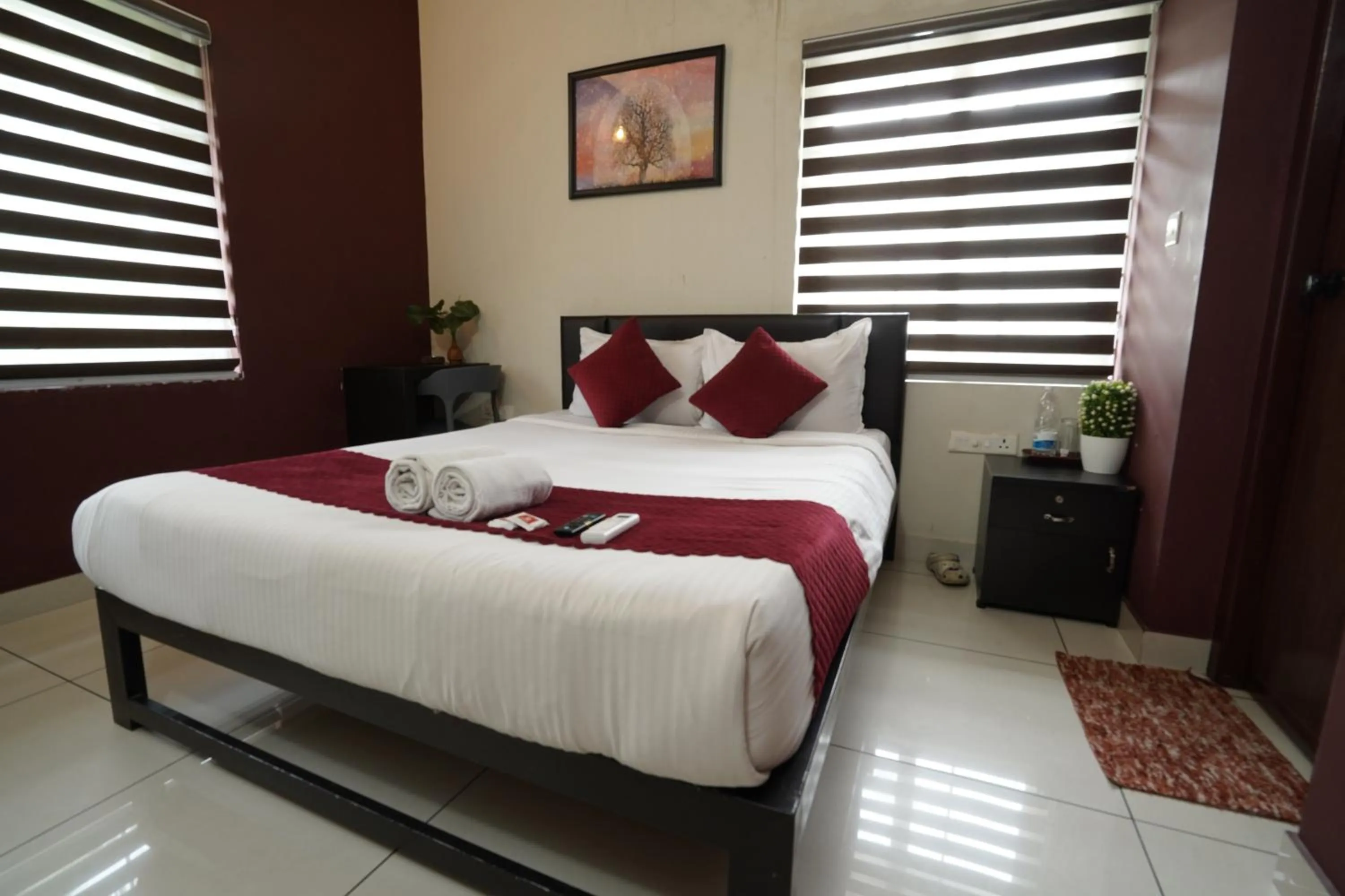 Bed in Atmos Inn Calicut Near Aster Mims Hospital