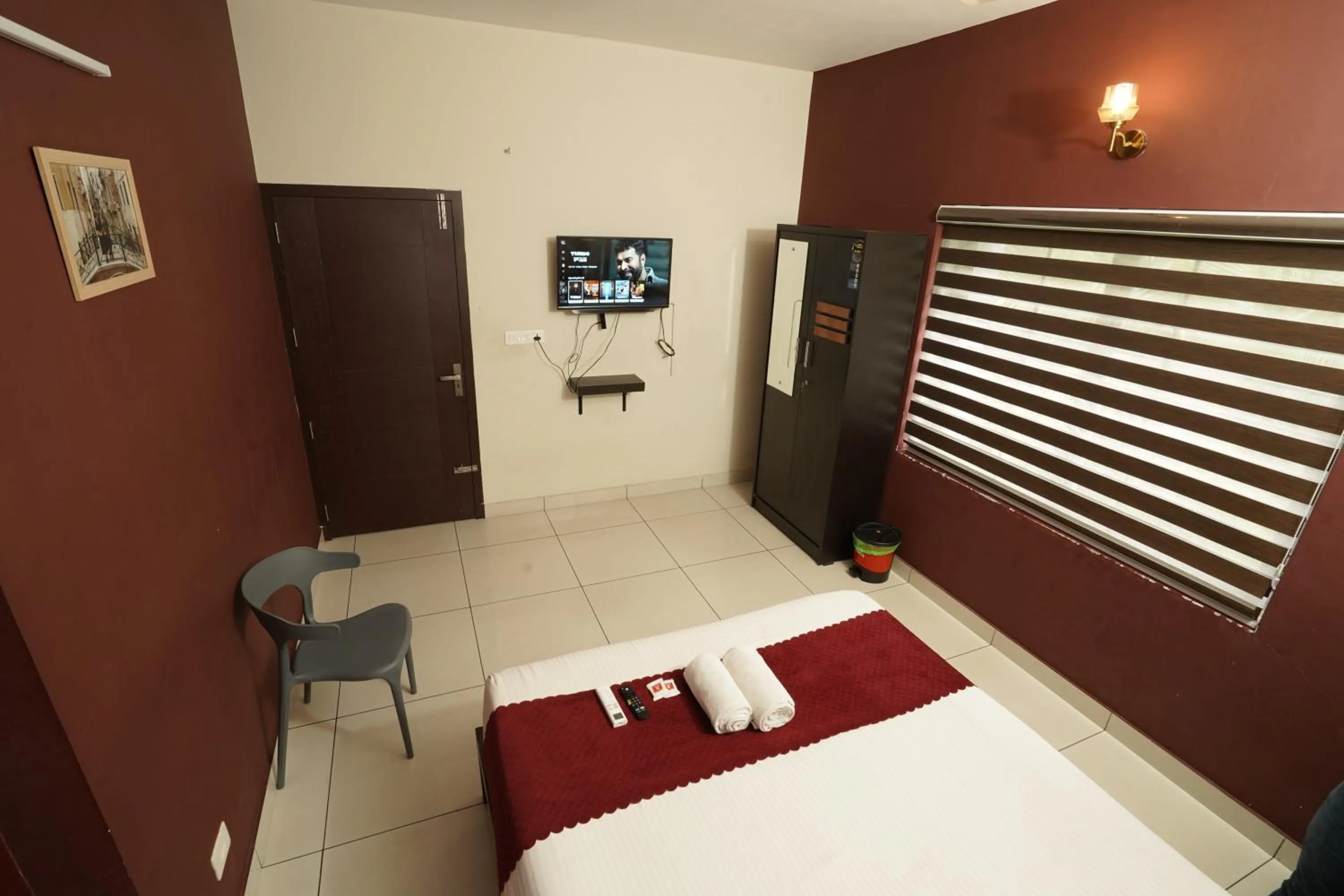 Bed in Atmos Inn Calicut Near Aster Mims Hospital