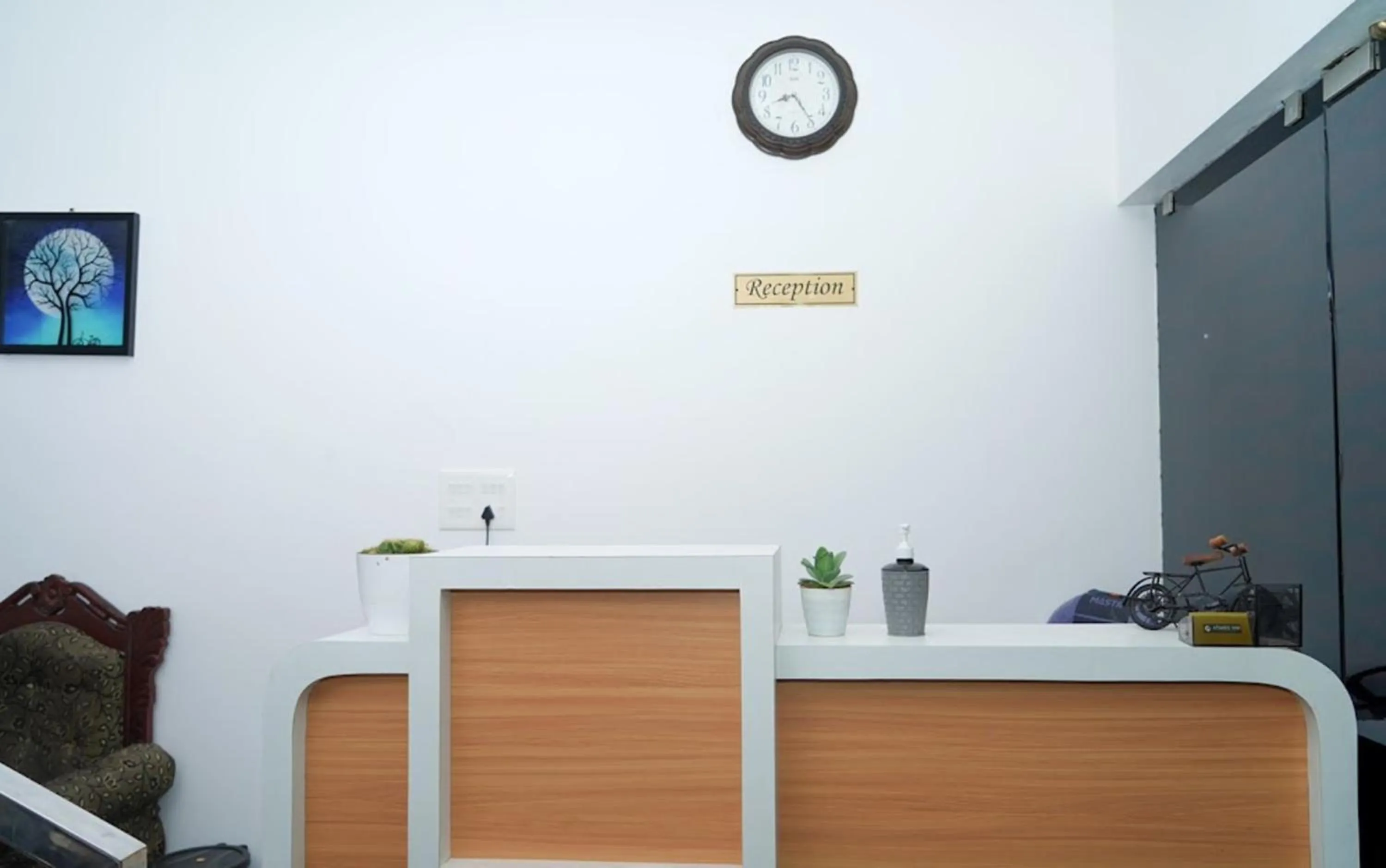 Lobby or reception in Atmos Inn Calicut Near Aster Mims Hospital