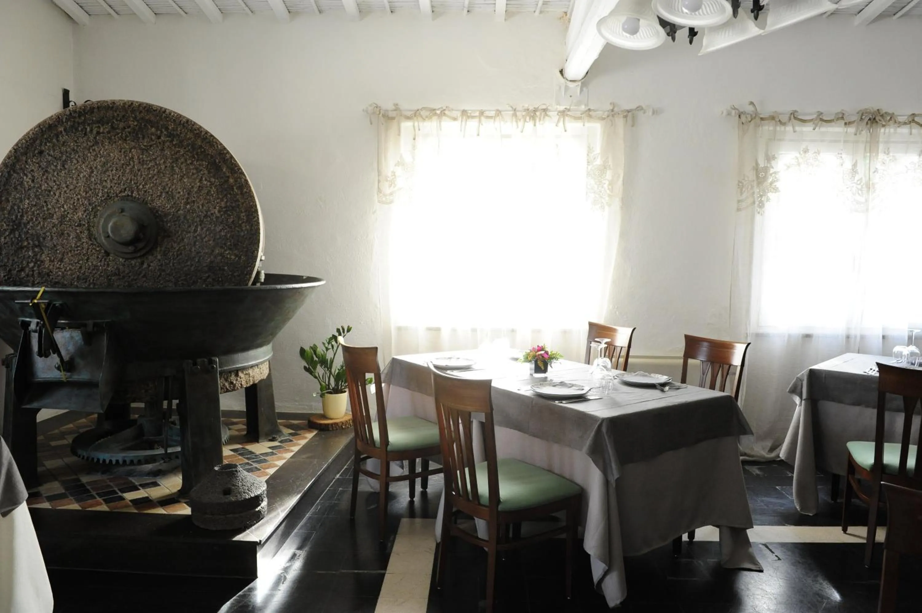 Restaurant/places to eat in Sa Mola