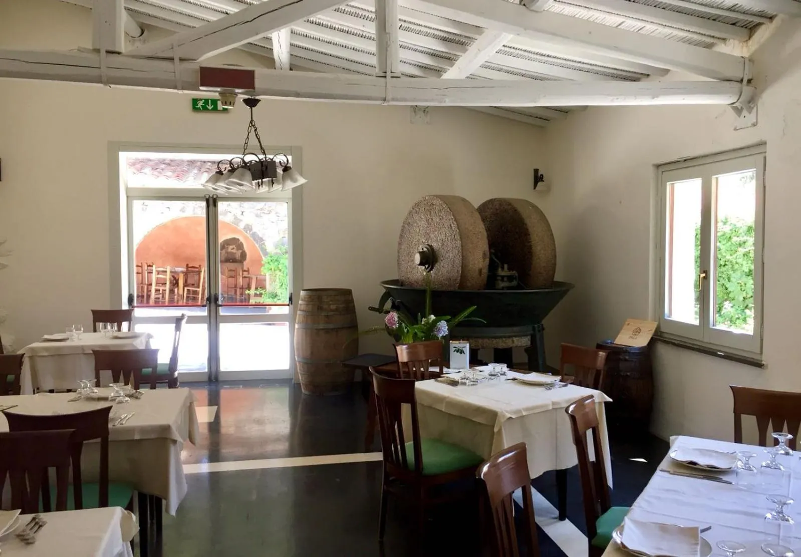 Restaurant/places to eat in Sa Mola