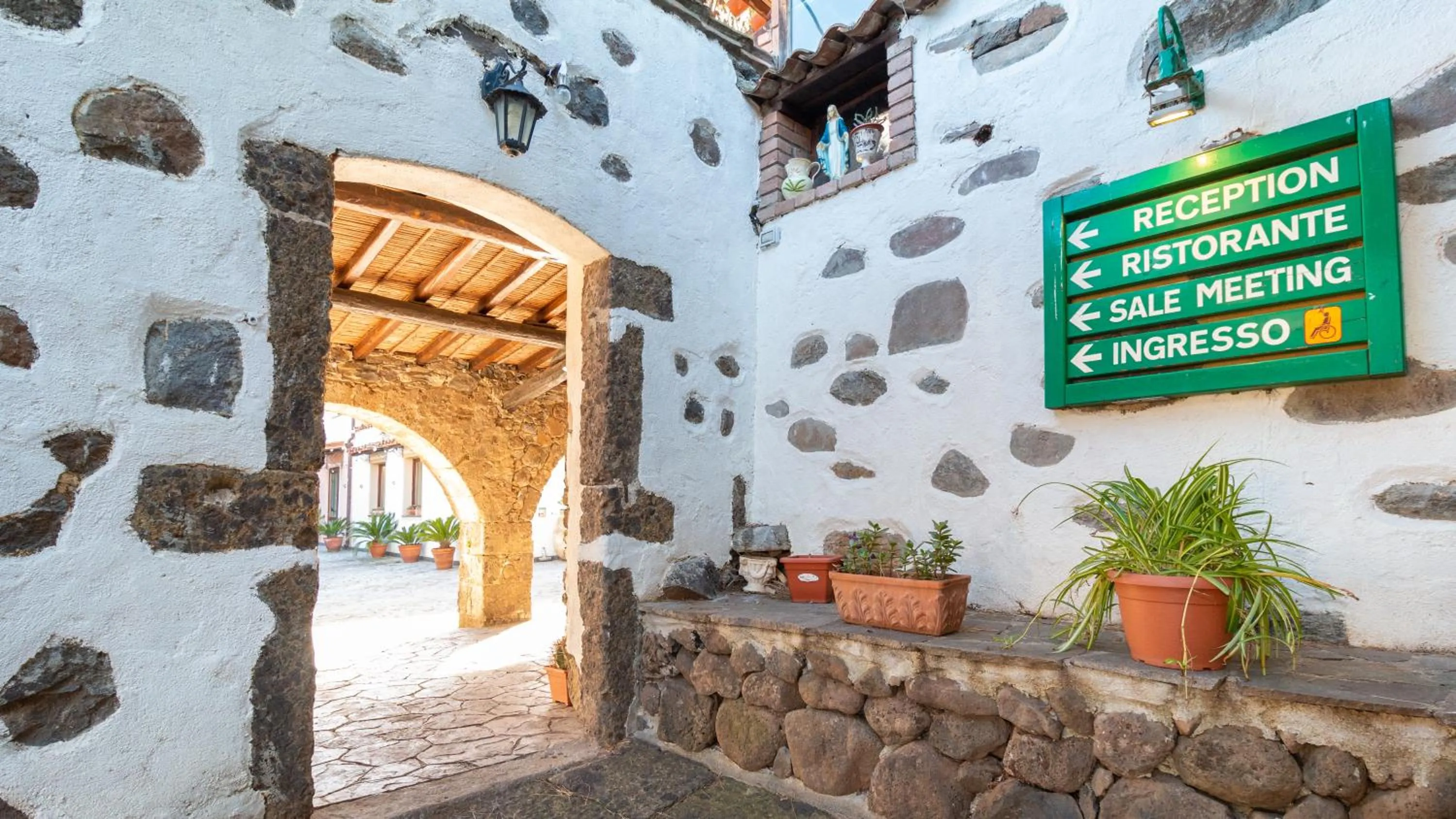 Text overlay in Sa Mola