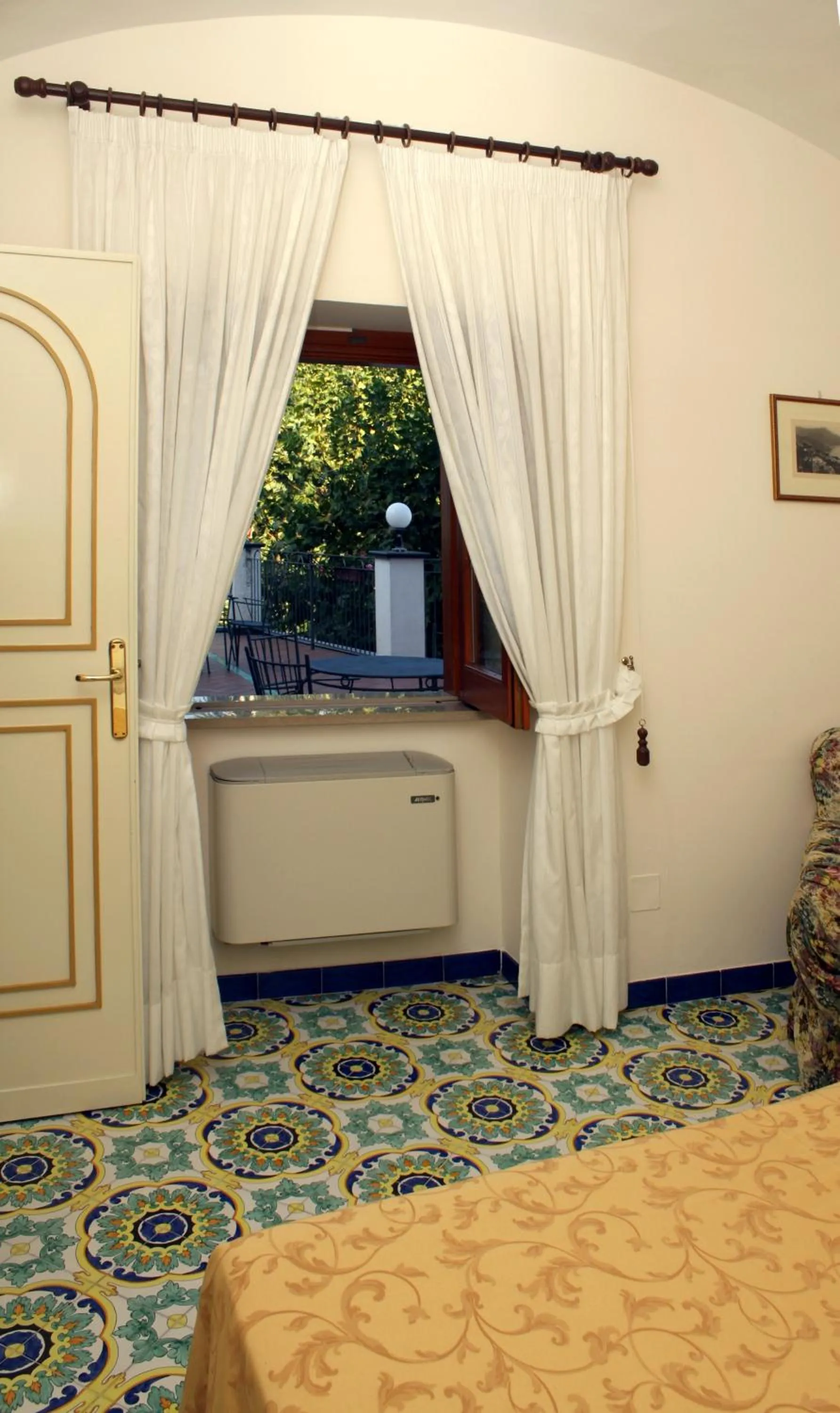 View (from property/room), Bed in Hotel Rufolo