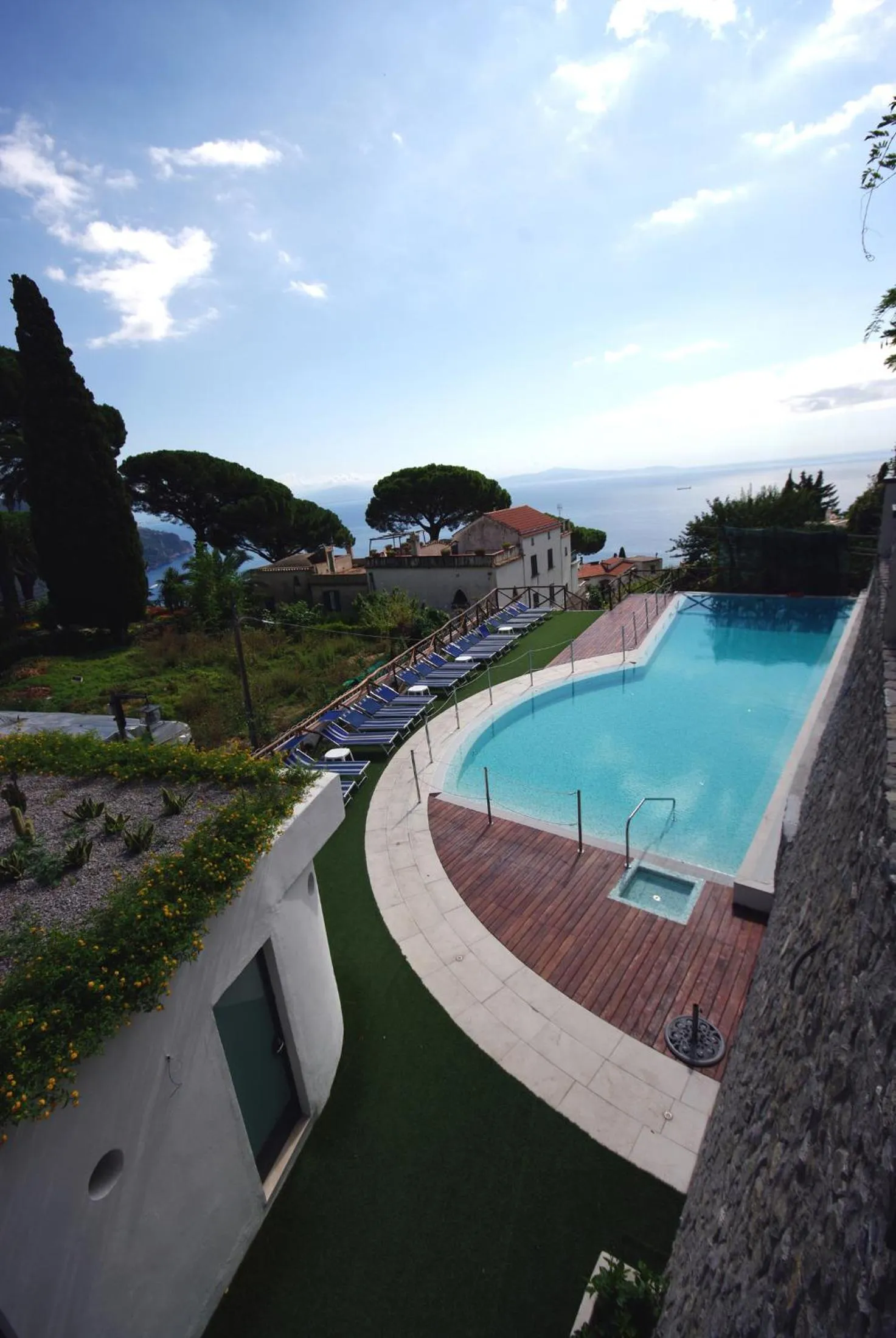 Swimming pool in Hotel Rufolo