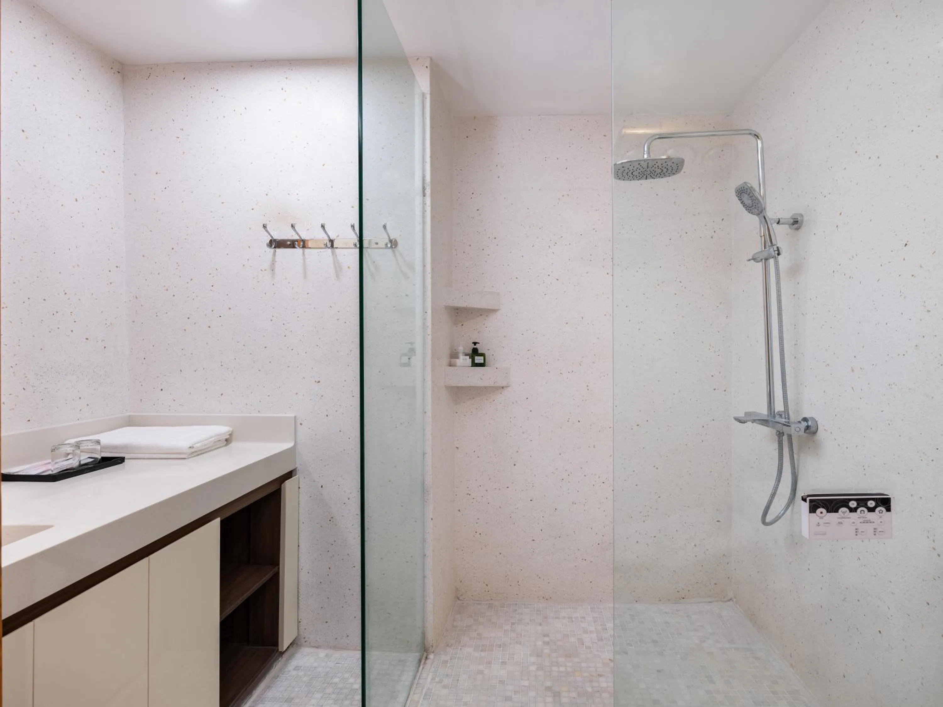 Shower in MoonLight Tay Ho