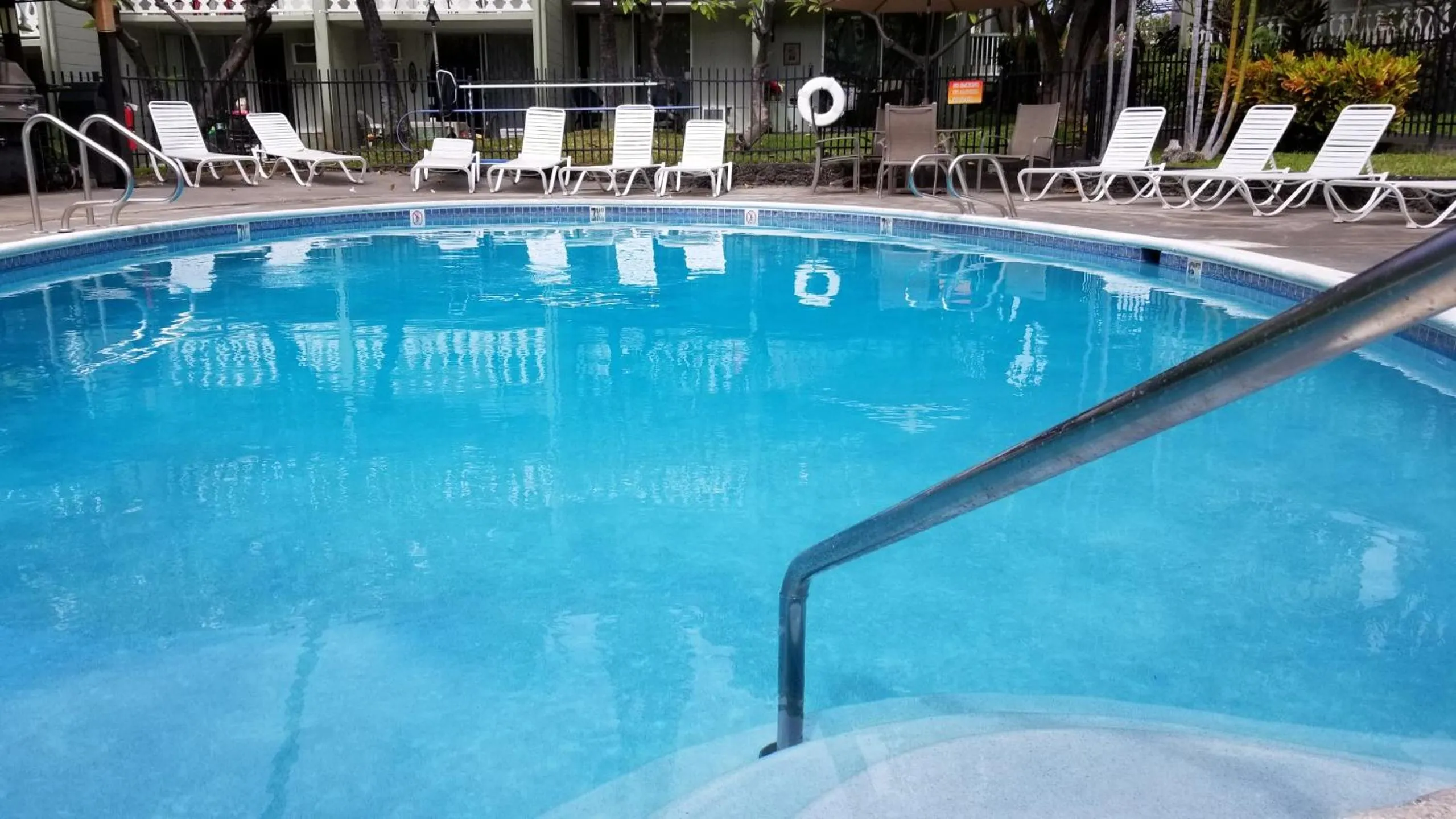 Day in Kona Islander Inn - Prime Downtown Location with Hot Tub, Pool & Beach