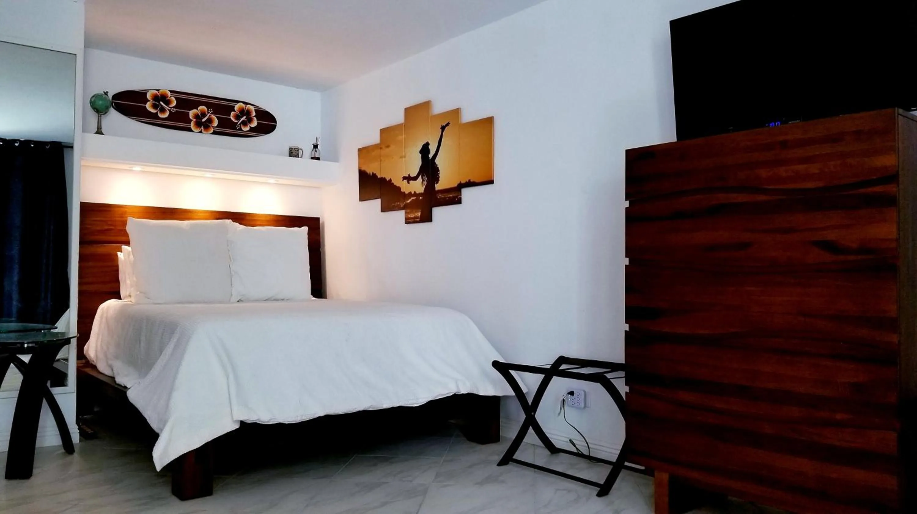 Bed in Kona Islander Inn - Prime Downtown Location with Hot Tub, Pool & Beach