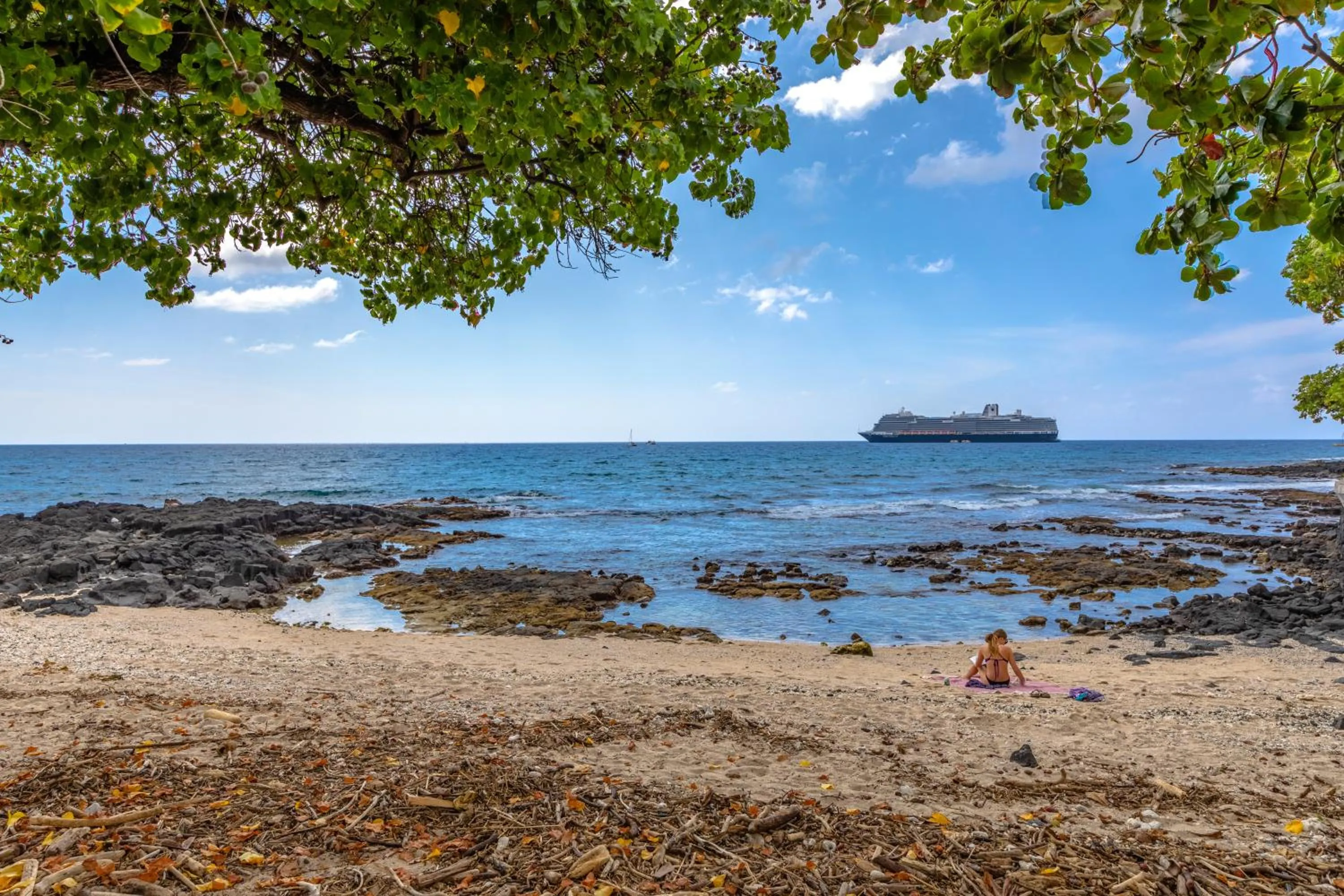 Day in Kona Islander Inn - Prime Downtown Location with Hot Tub, Pool & Beach