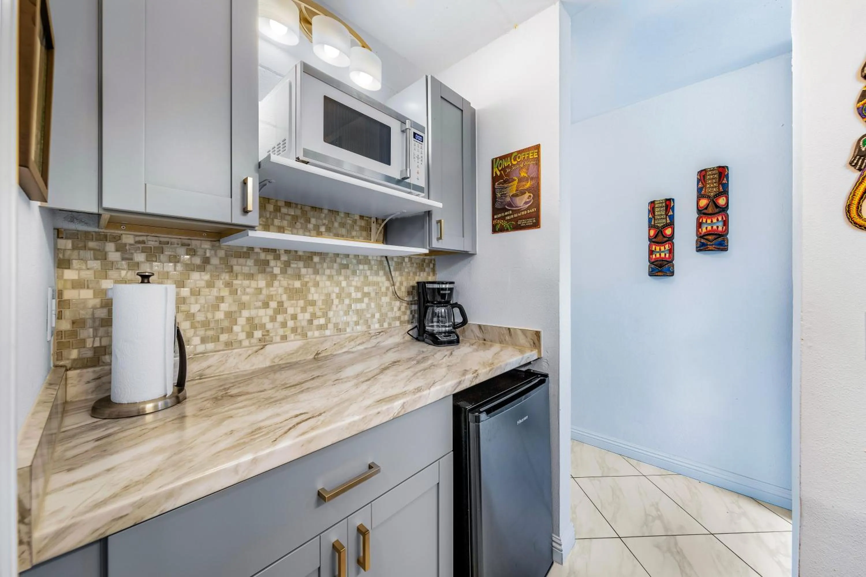 Kitchen or kitchenette in Kona Islander Inn - Prime Downtown Location with Hot Tub, Pool & Beach