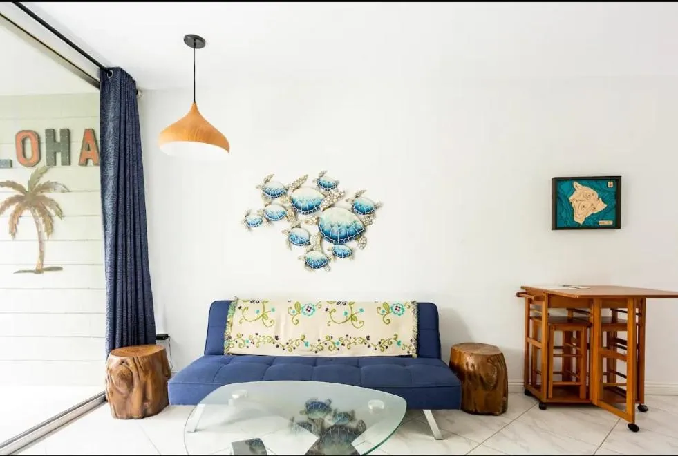 Living room in Kona Islander Inn - Prime Downtown Location with Hot Tub, Pool & Beach