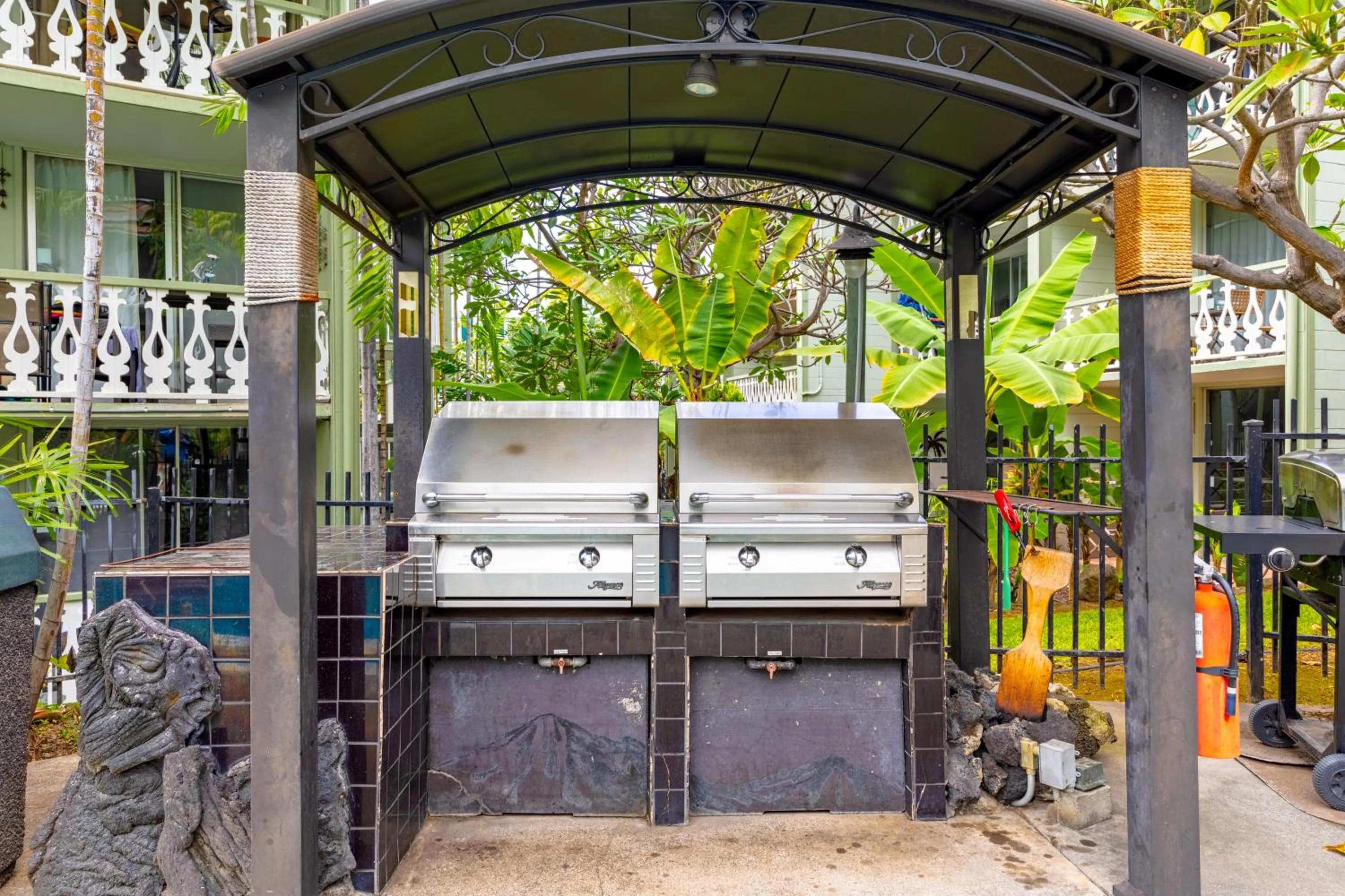 Day in Kona Islander Inn - Prime Downtown Location with Hot Tub, Pool & Beach