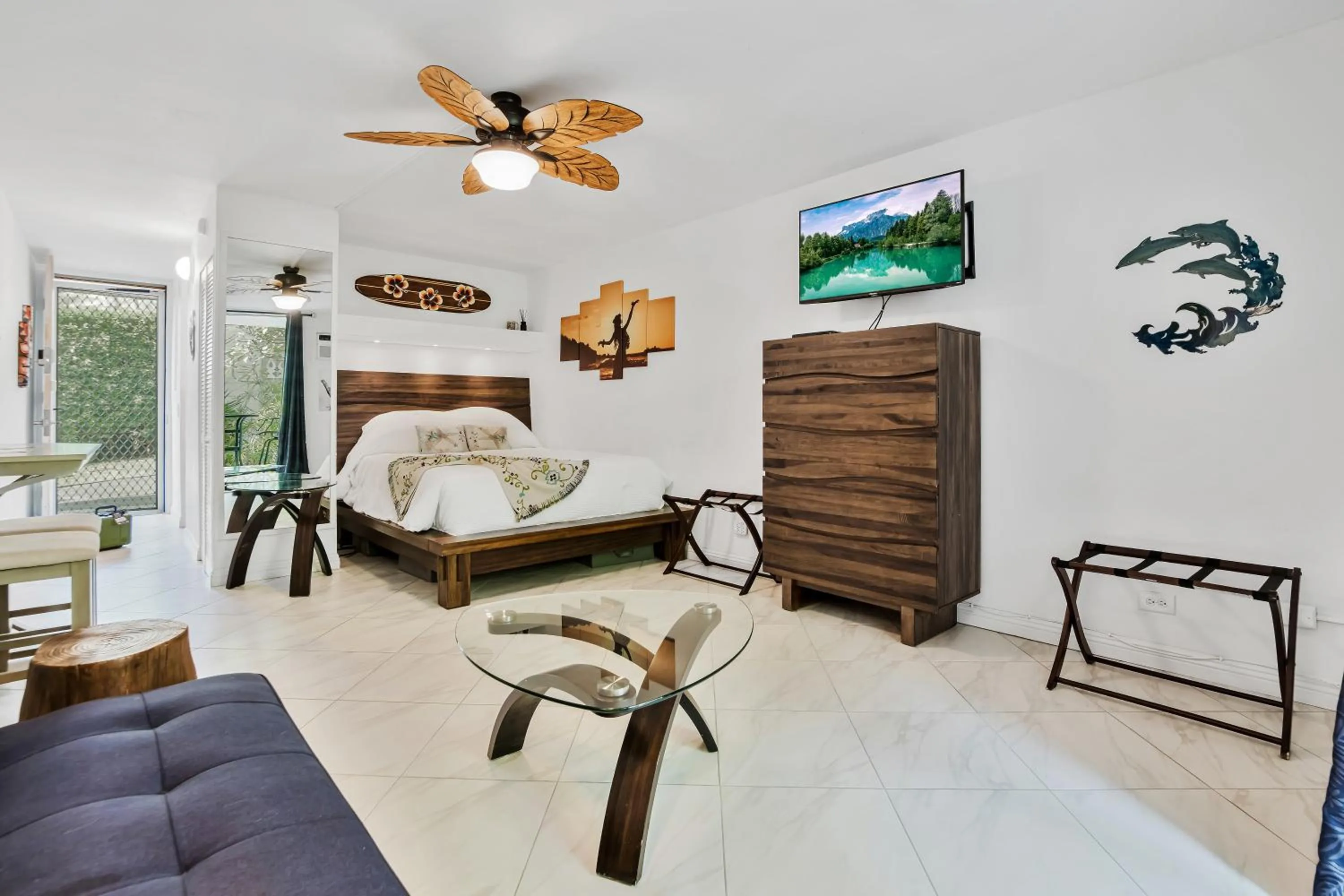 Living room, Bed in Kona Islander Inn - Prime Downtown Location with Hot Tub, Pool & Beach