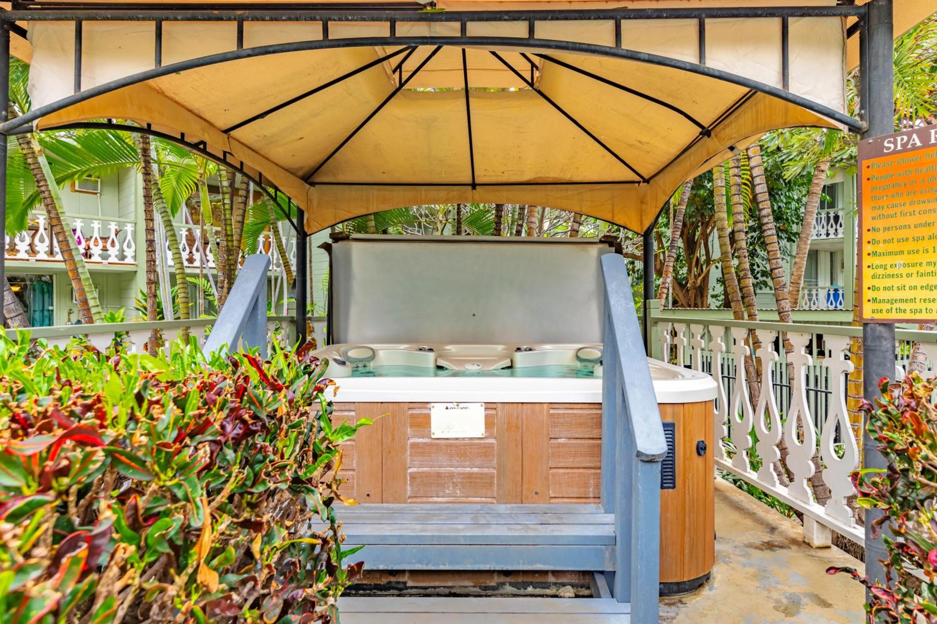 Day in Kona Islander Inn - Prime Downtown Location with Hot Tub, Pool & Beach