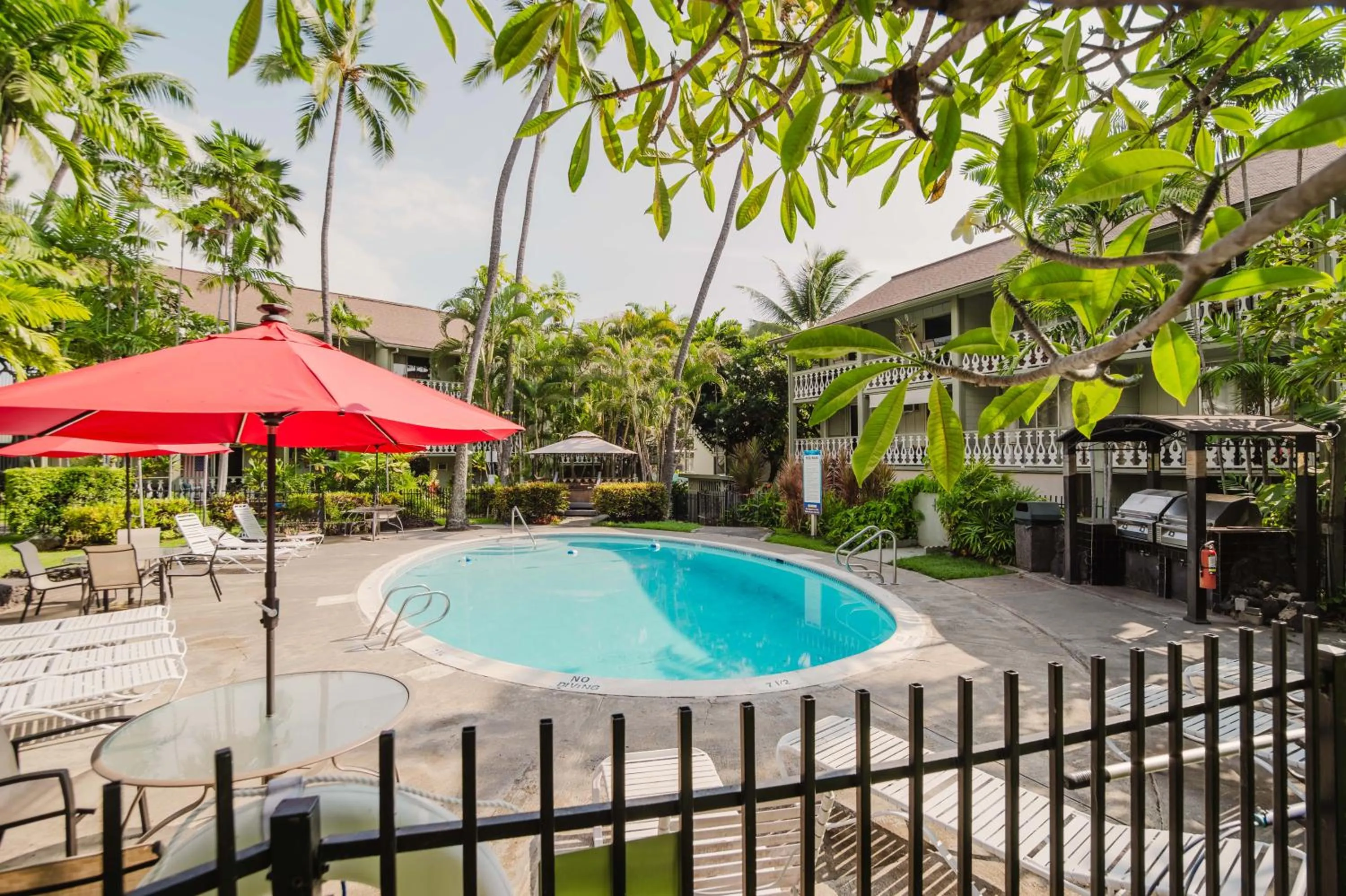 BBQ facilities in Kona Islander Inn - Prime Downtown Location with Hot Tub, Pool & Beach