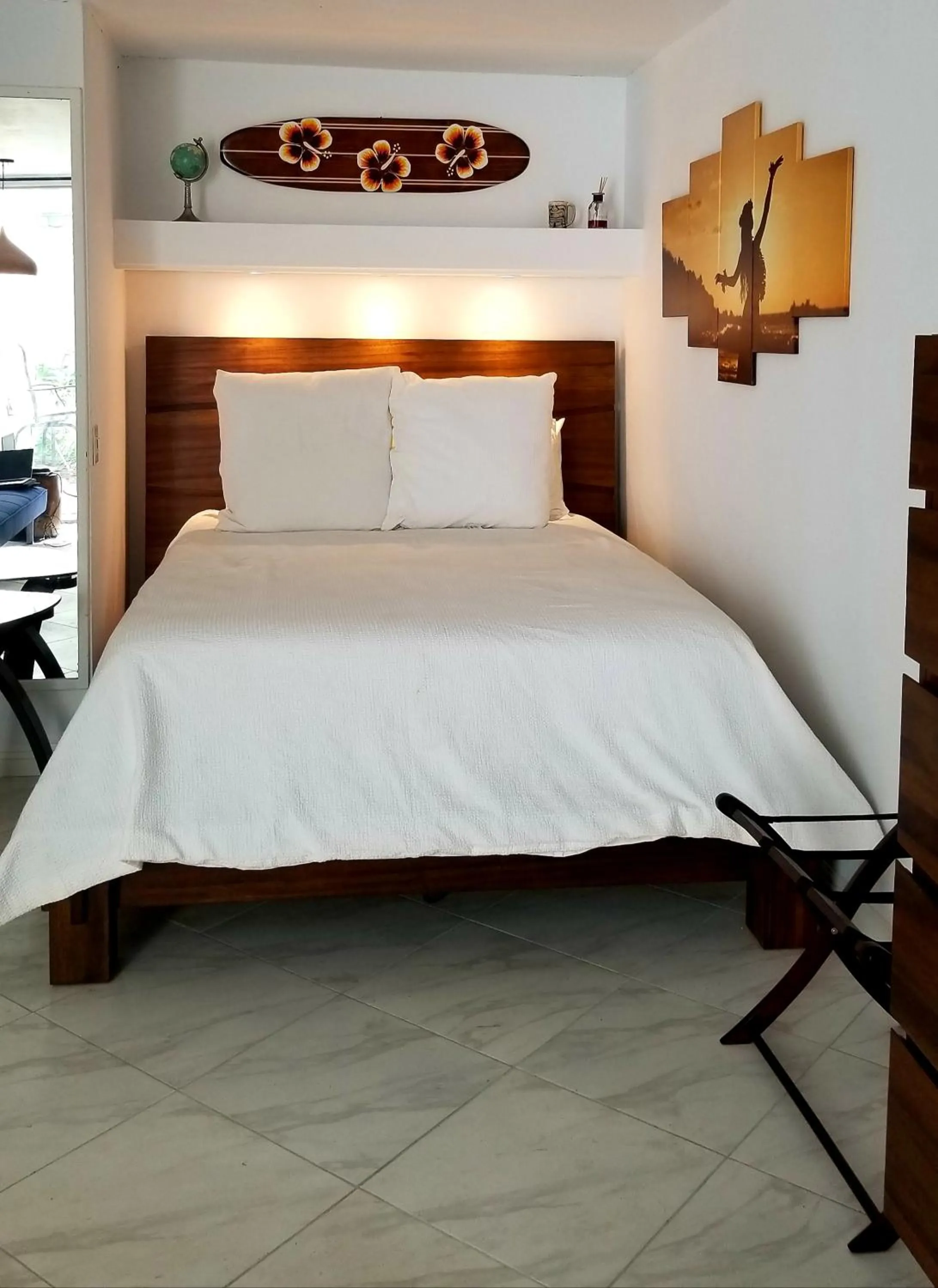 Bed in Kona Islander Inn - Prime Downtown Location with Hot Tub, Pool & Beach