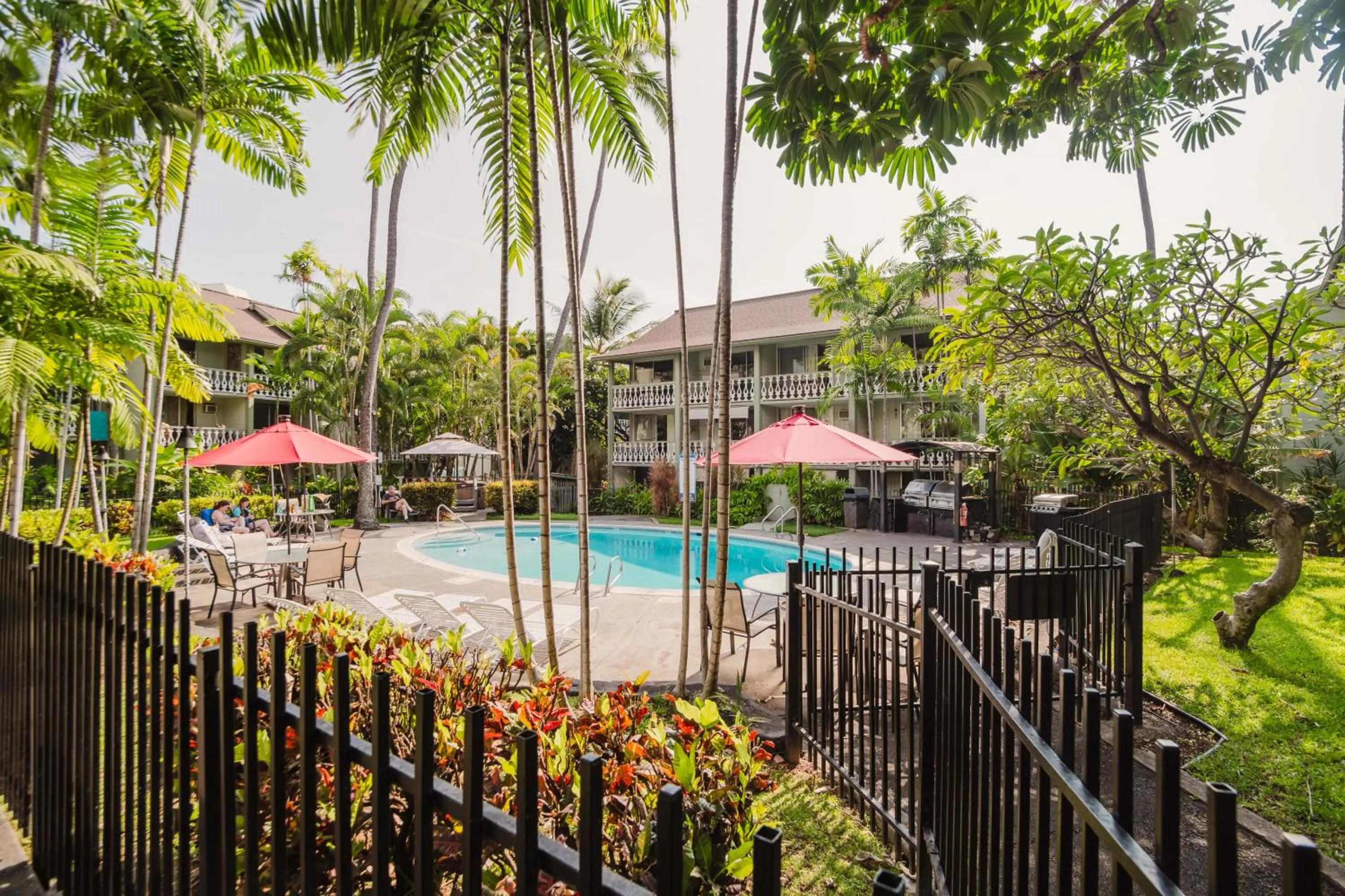 Day in Kona Islander Inn - Prime Downtown Location with Hot Tub, Pool & Beach