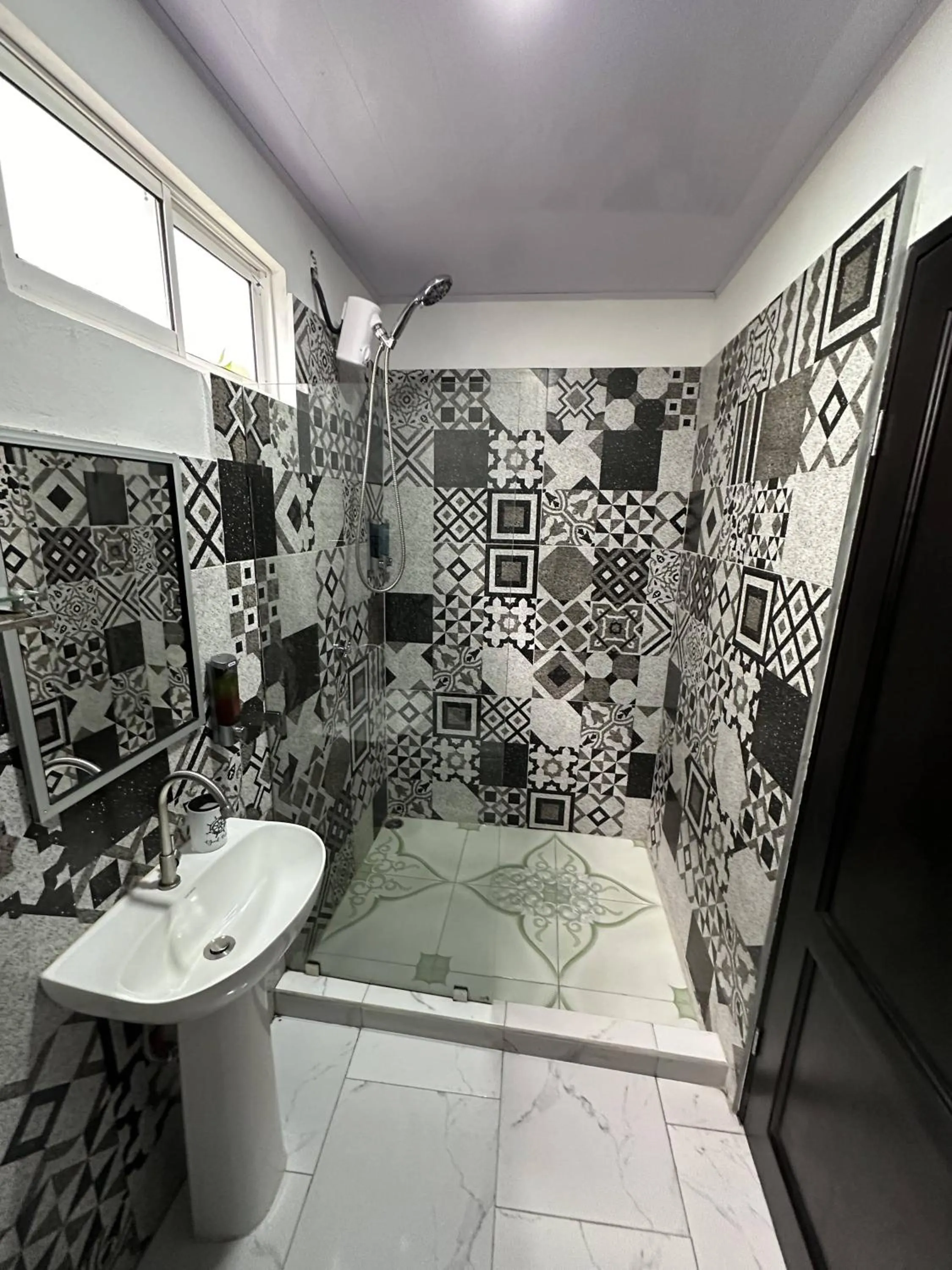 Shower in Hotel Serendipity