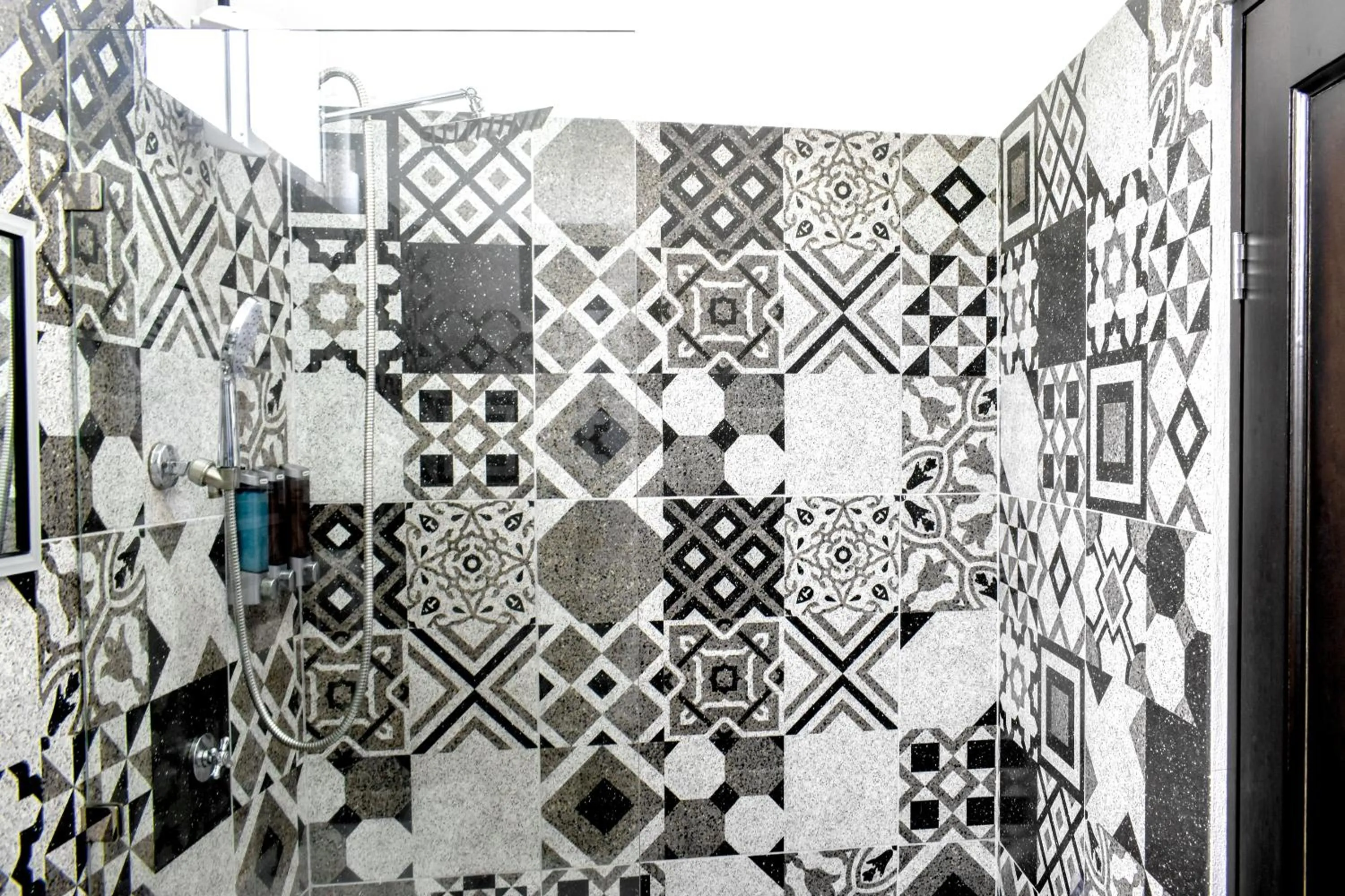 Shower in Hotel Serendipity