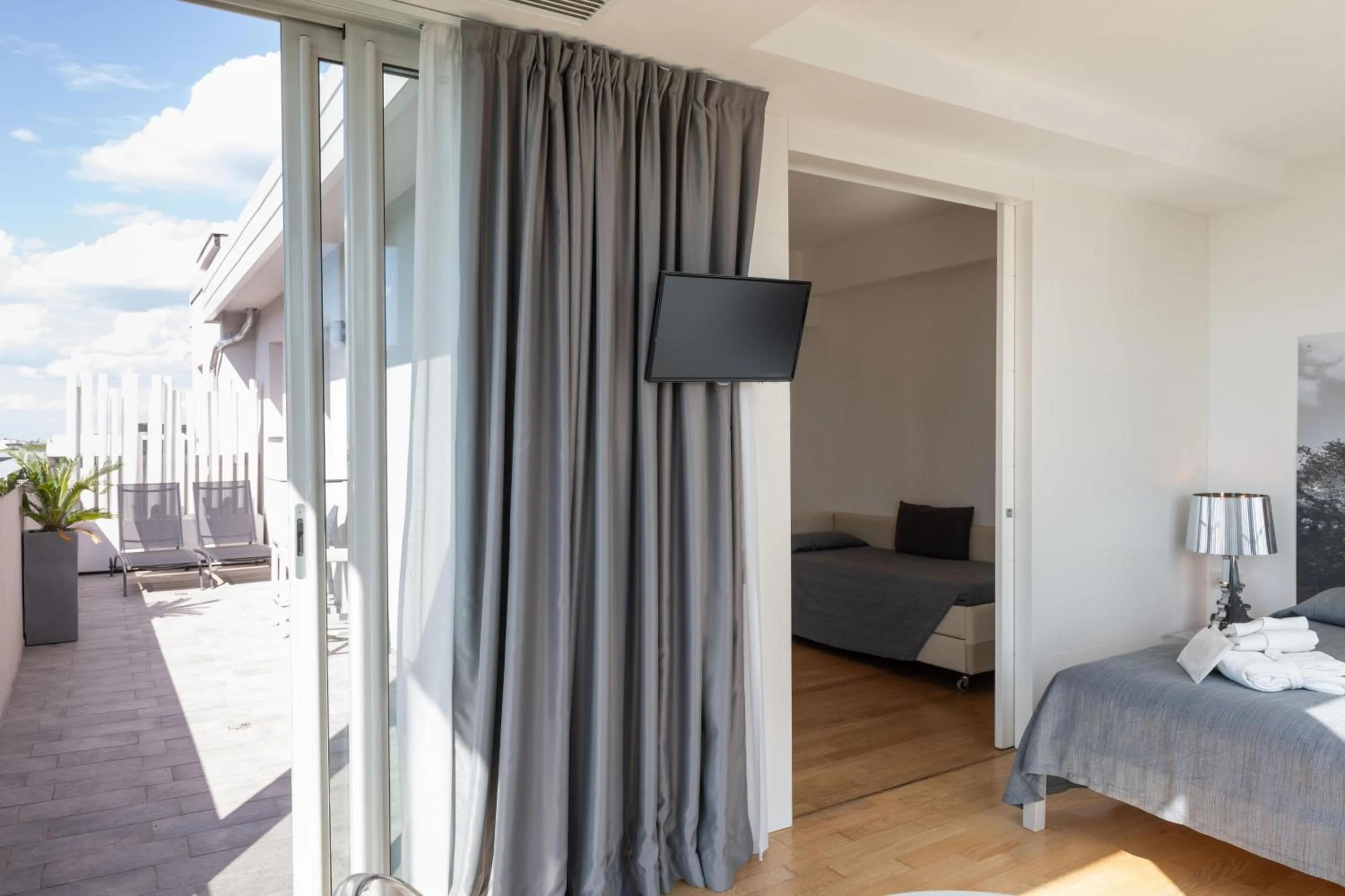 Balcony/Terrace, Bed in Perla Verde Hotel