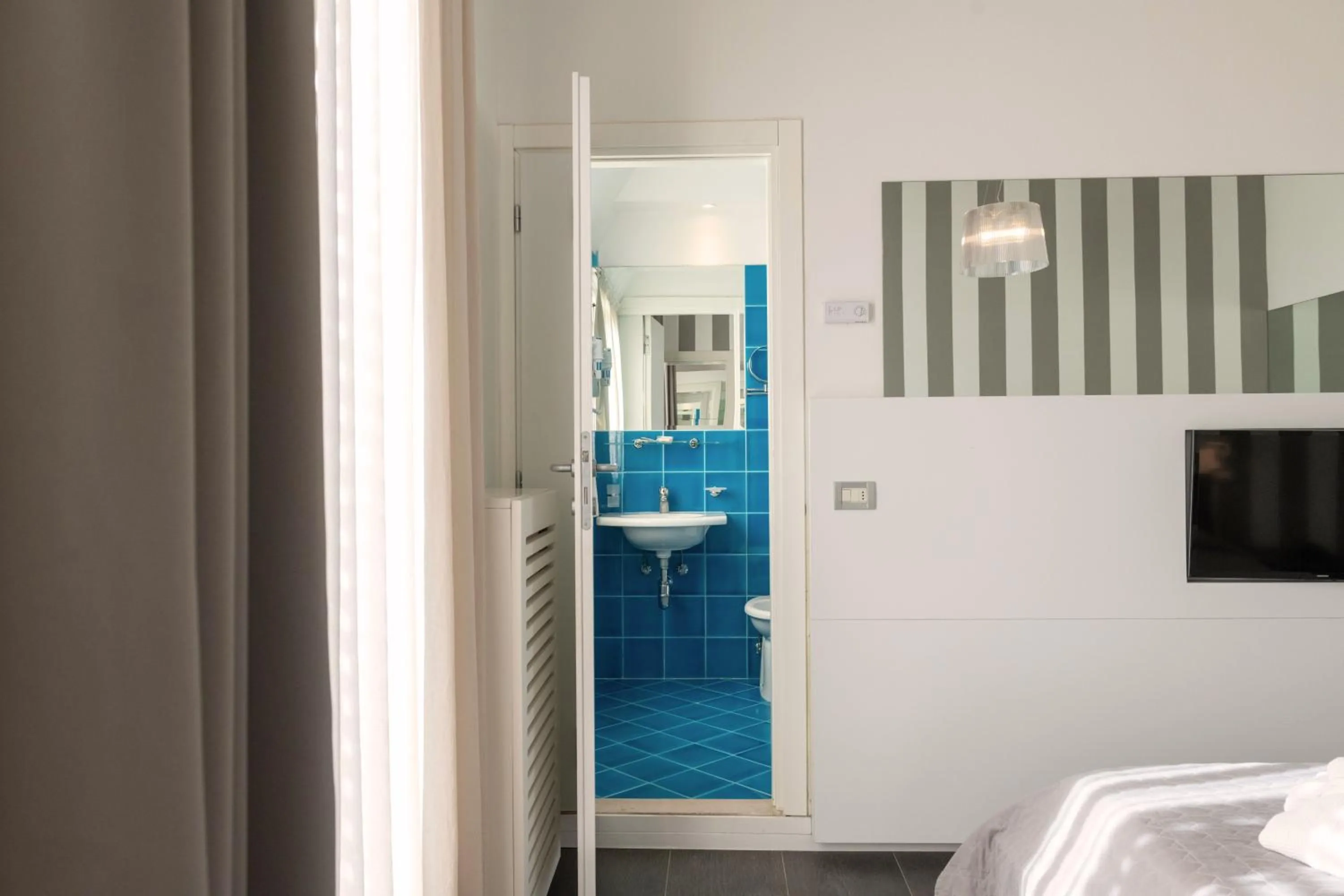 Bathroom, Bed in Perla Verde Hotel