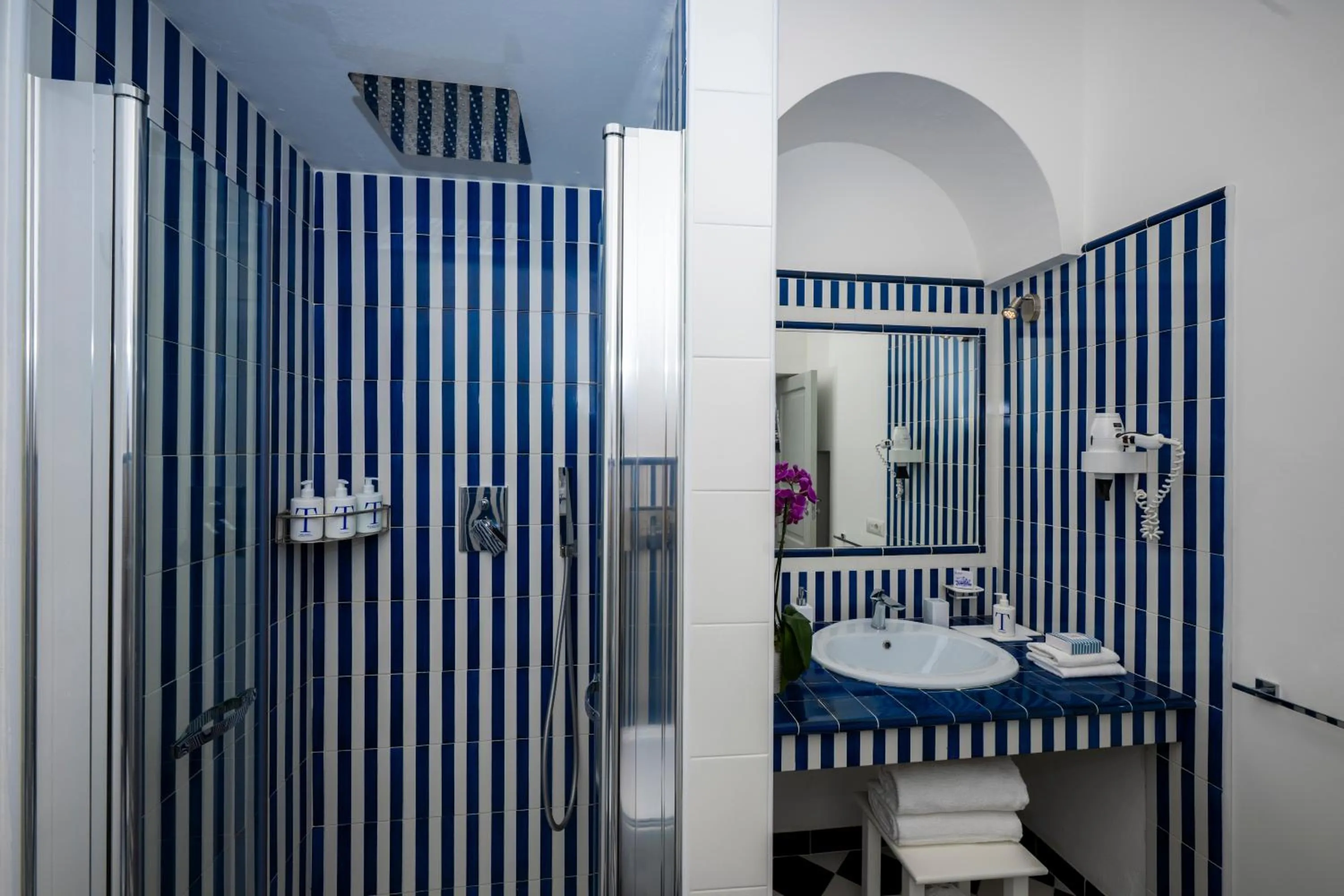 Bathroom, Bed in Grand Hotel Tritone