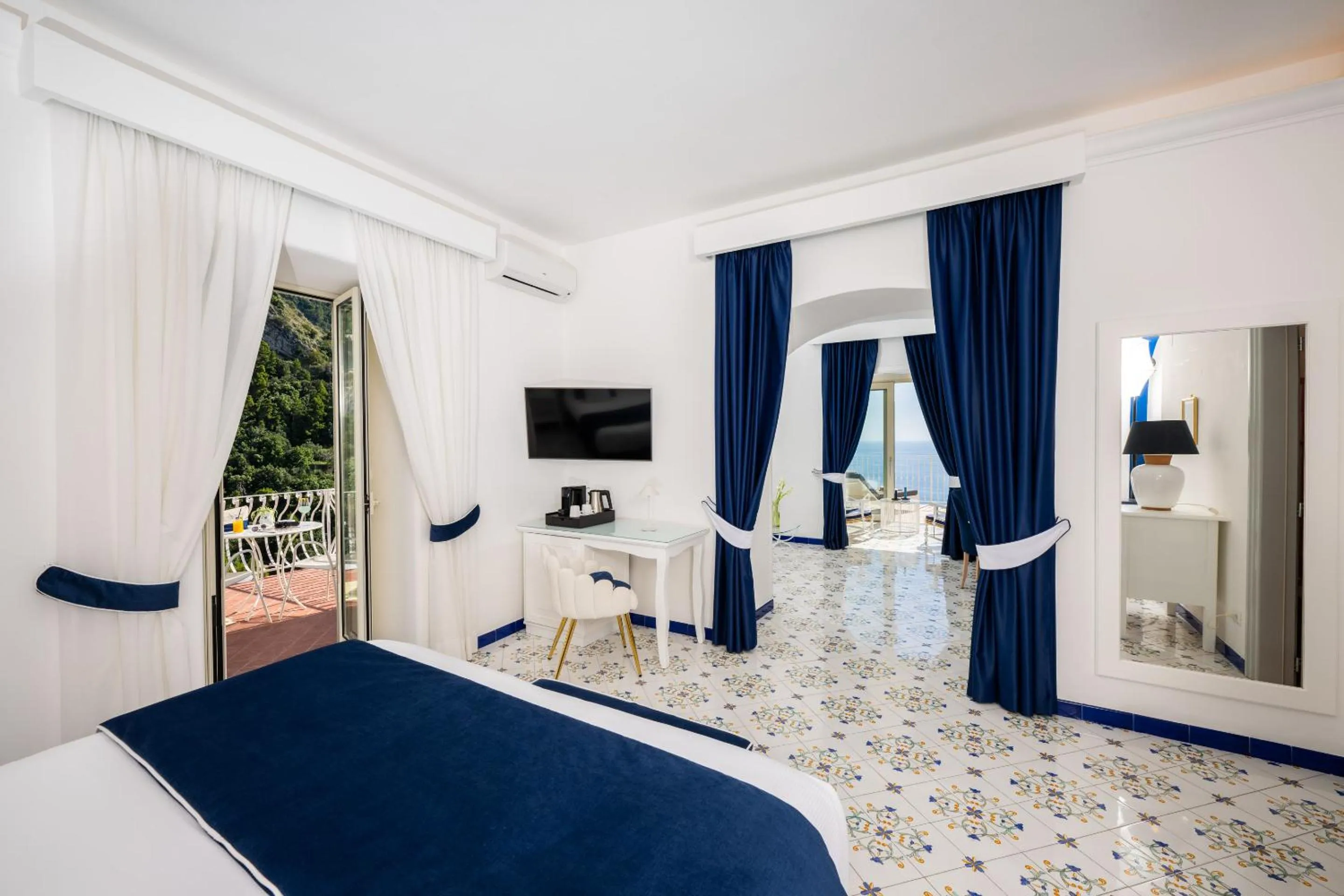 Bedroom, Bed in Grand Hotel Tritone