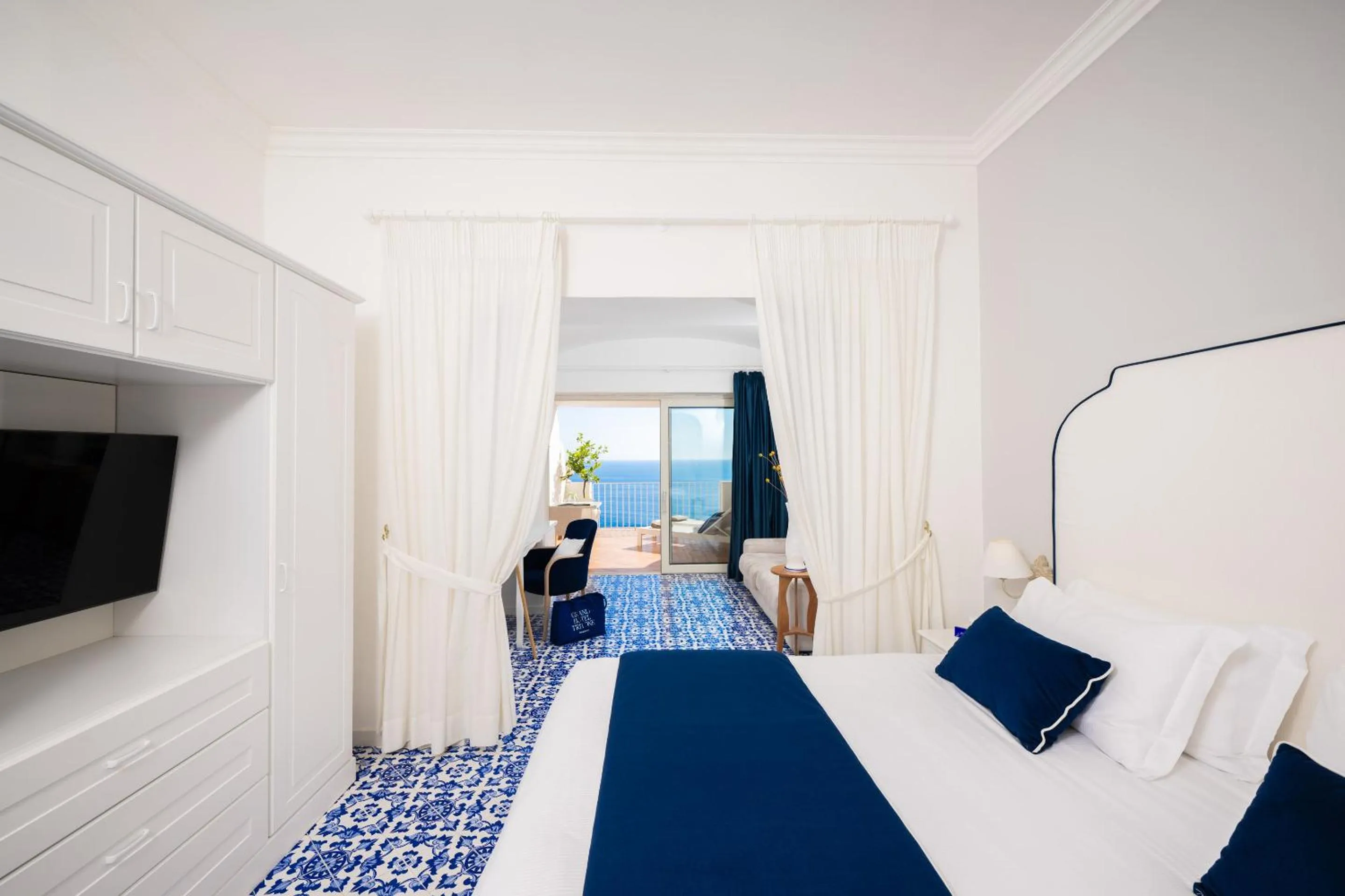 Bedroom, Bed in Grand Hotel Tritone