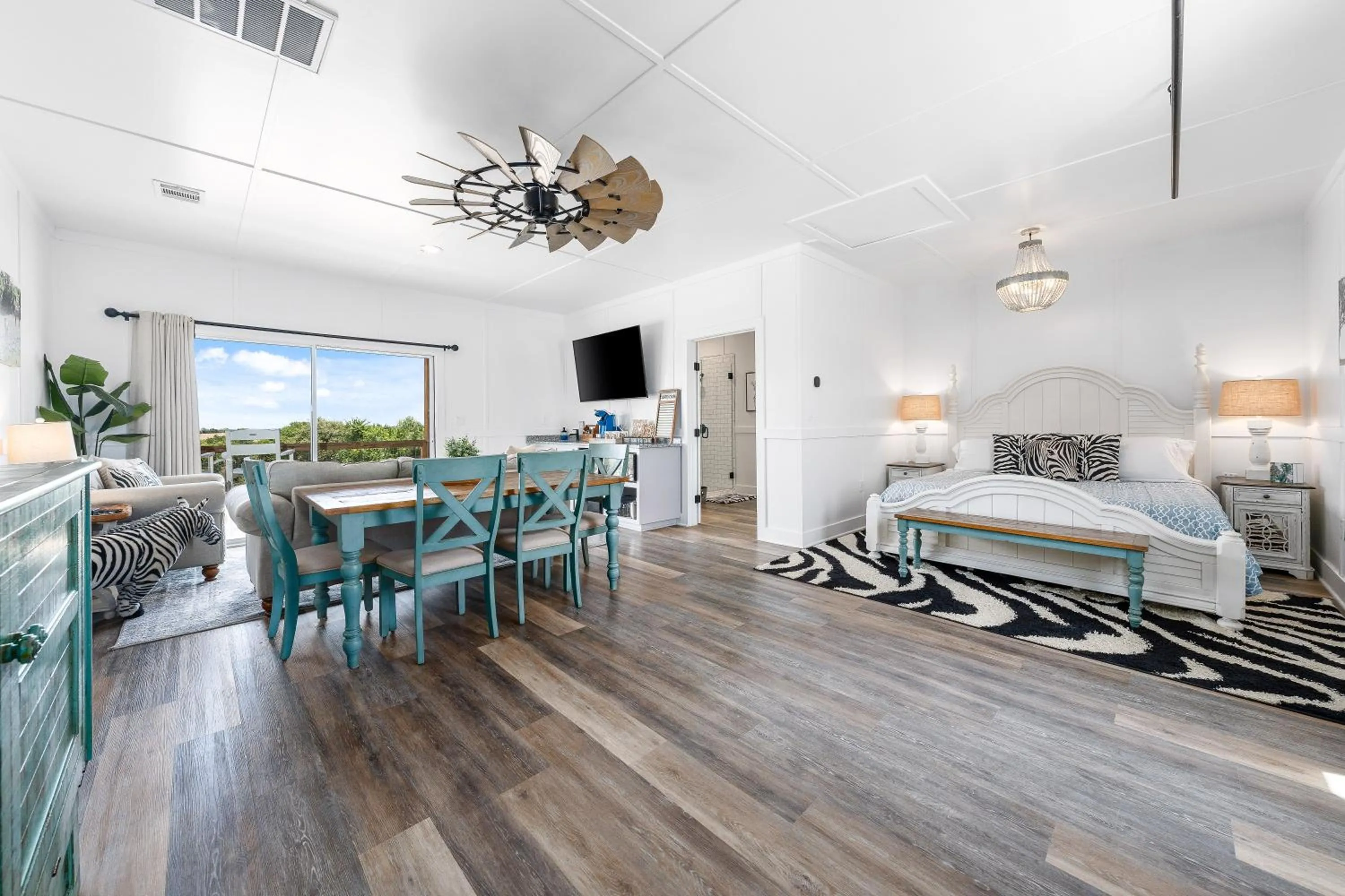 Dining area, Bed in Blue Hills Ranch