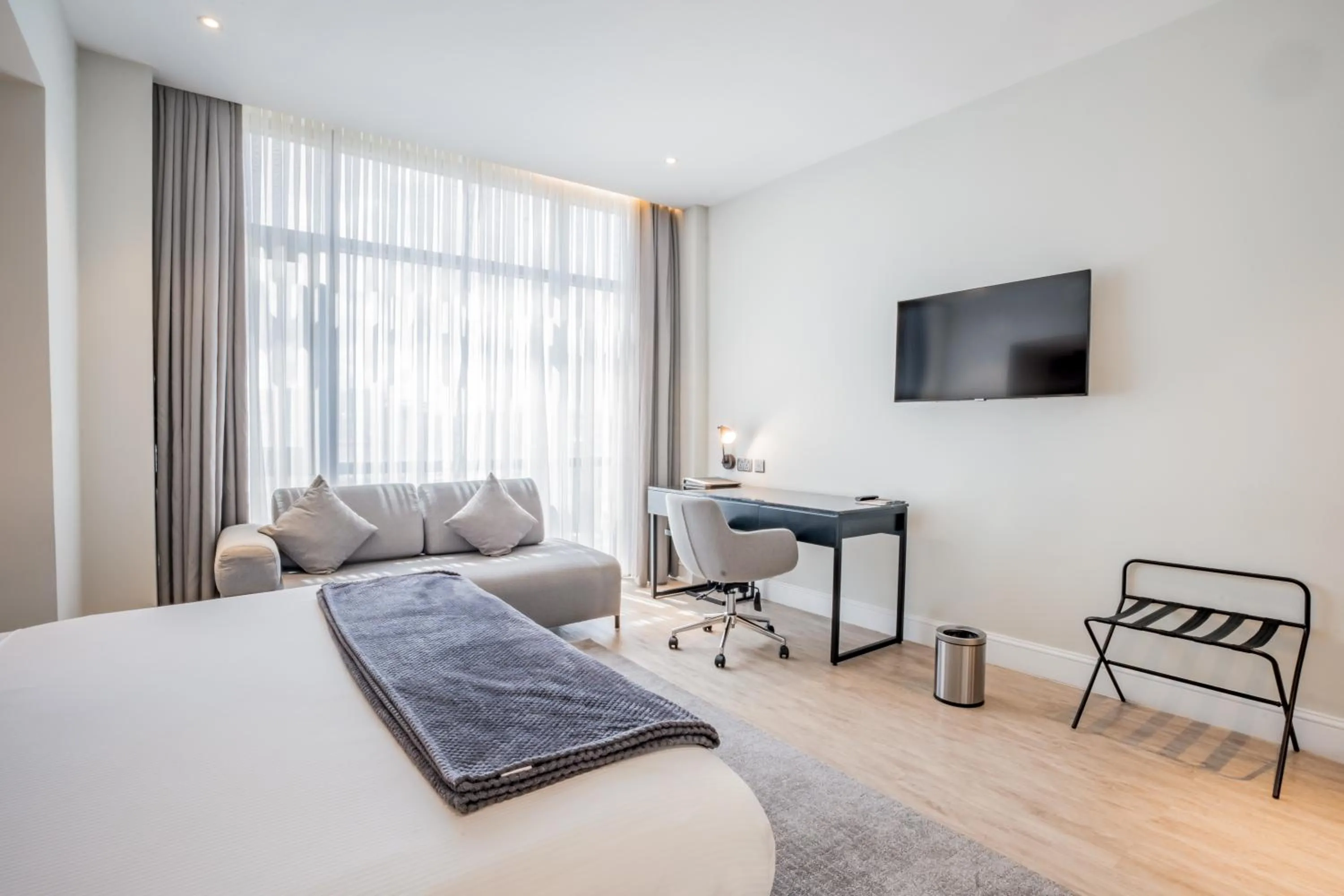 Seating area, Bed in Loft Hotel Apartment