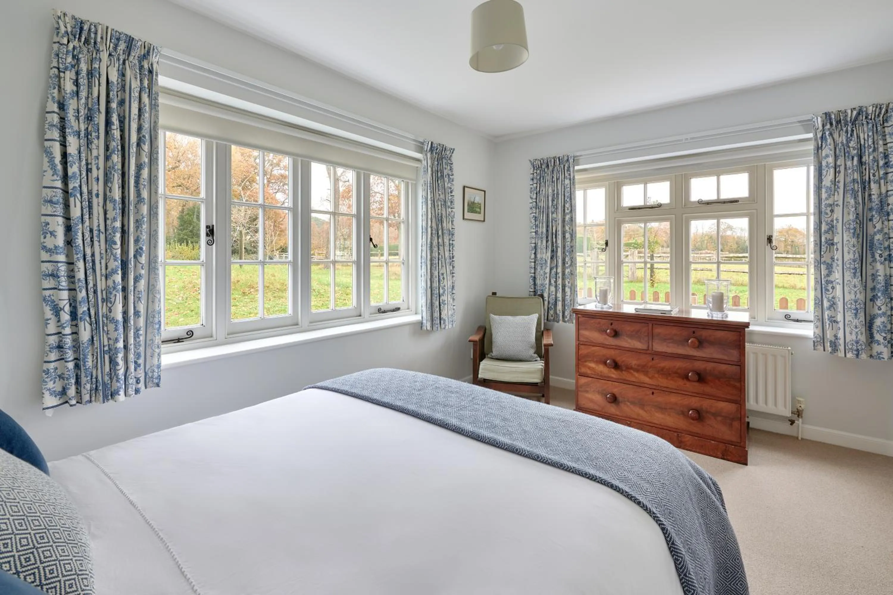 Bedroom, Bed in Garden flat near Goodwood with stunning views
