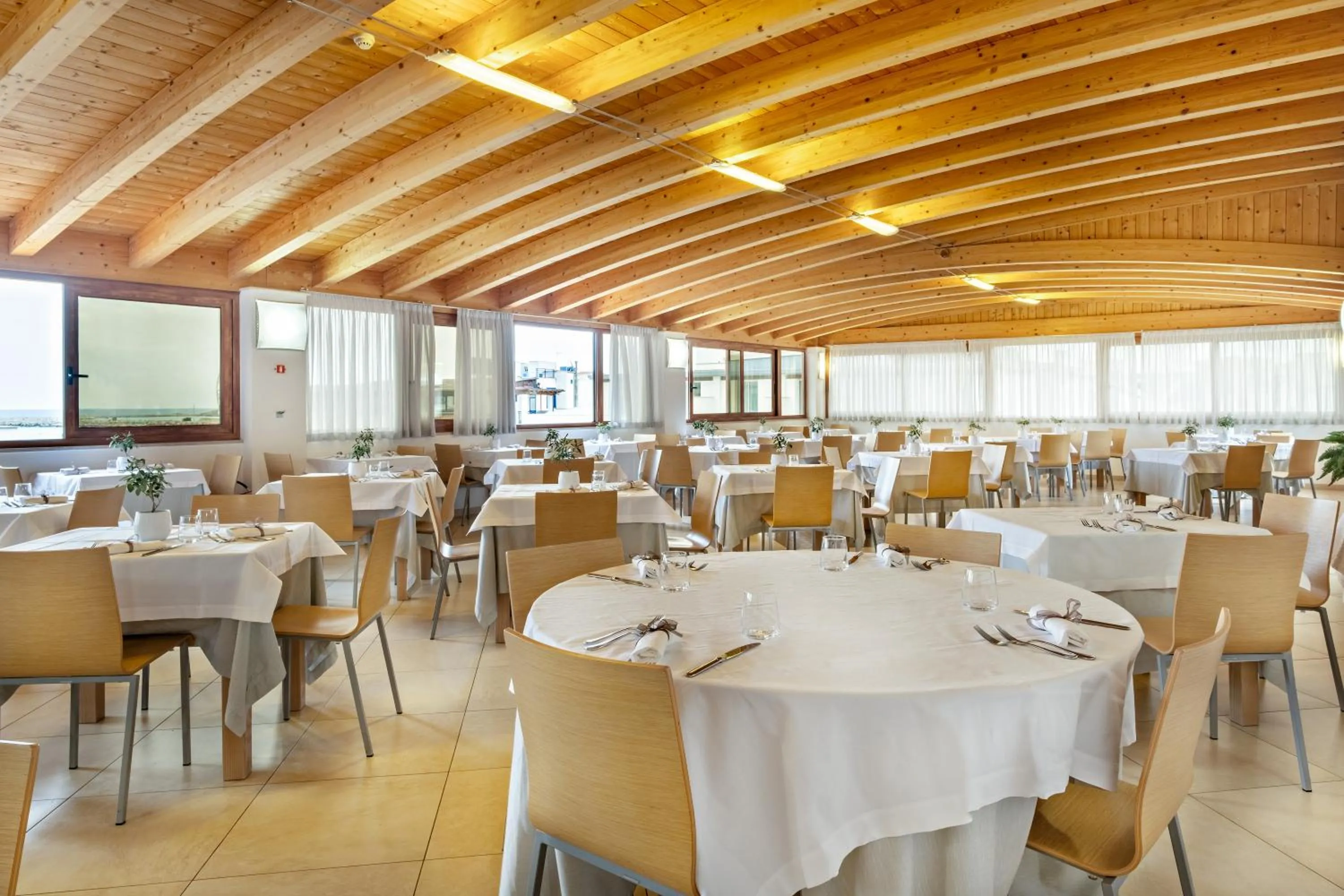 Restaurant/places to eat in Marc Hotel