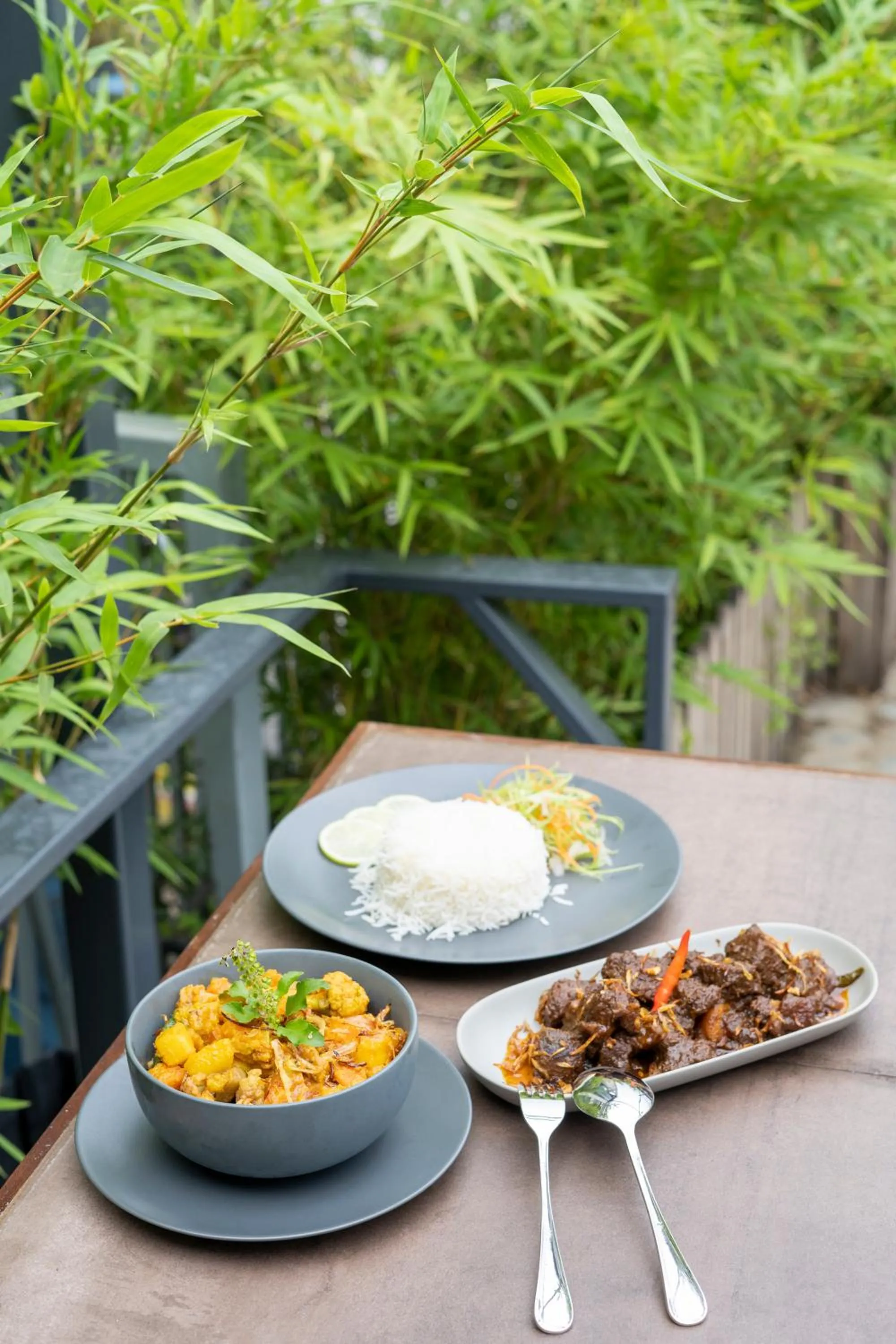 Restaurant/places to eat in Hotel Nandini