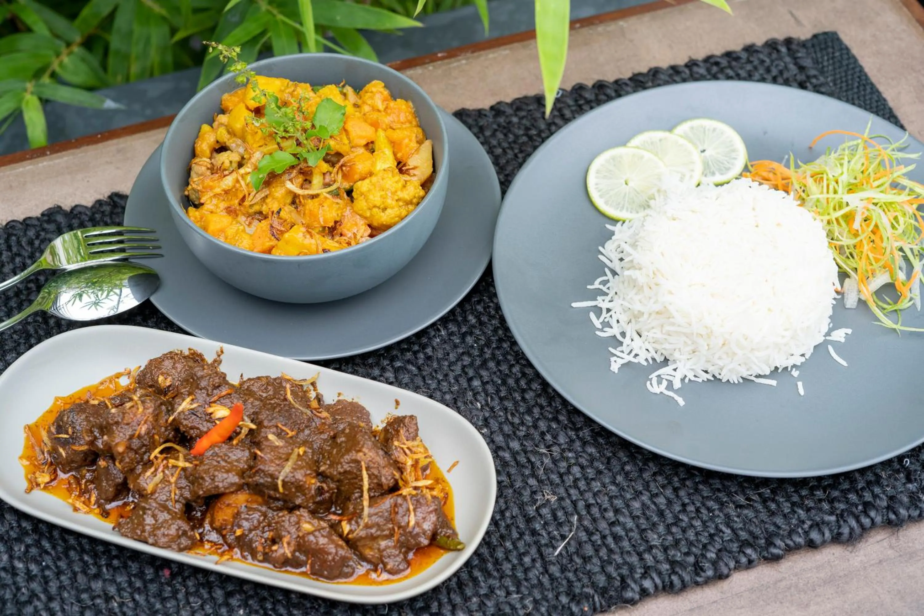 Restaurant/places to eat in Hotel Nandini