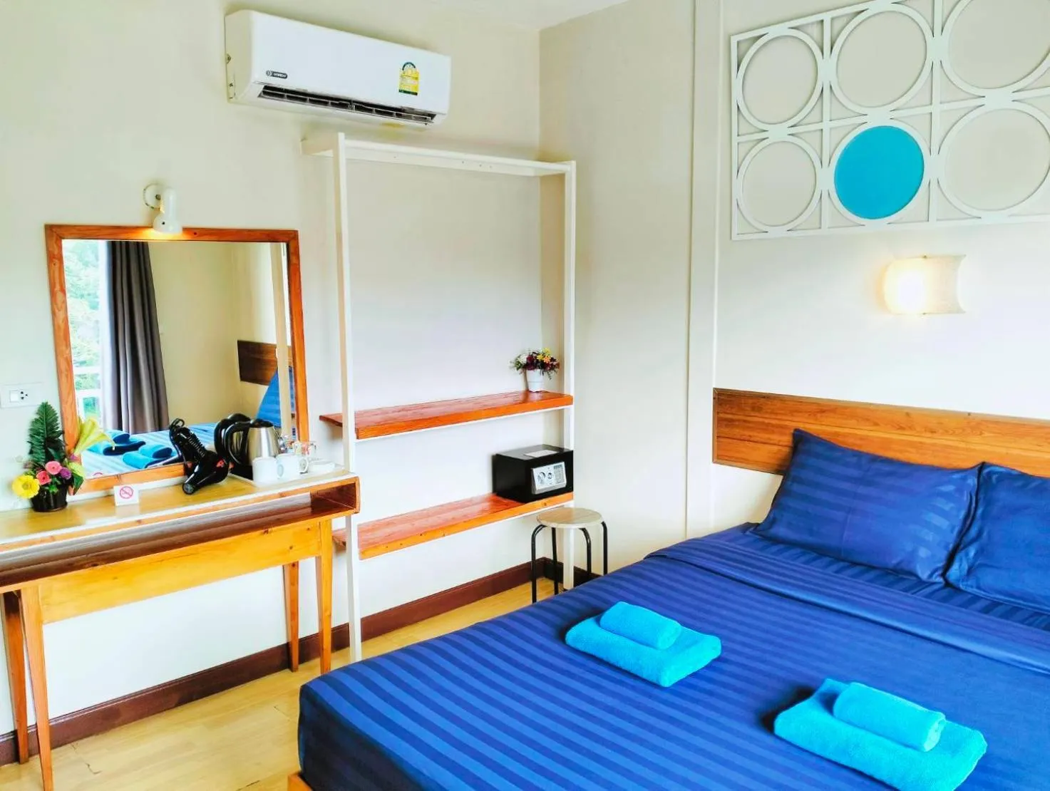 Photo of the whole room, Bed in Blue View House Phi Phi