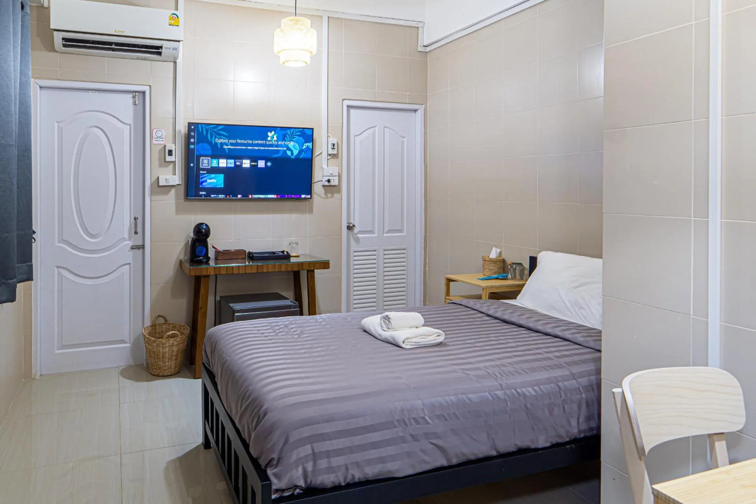 TV and multimedia, Bed in Lo-Ha Guest house, Contactless Check-in