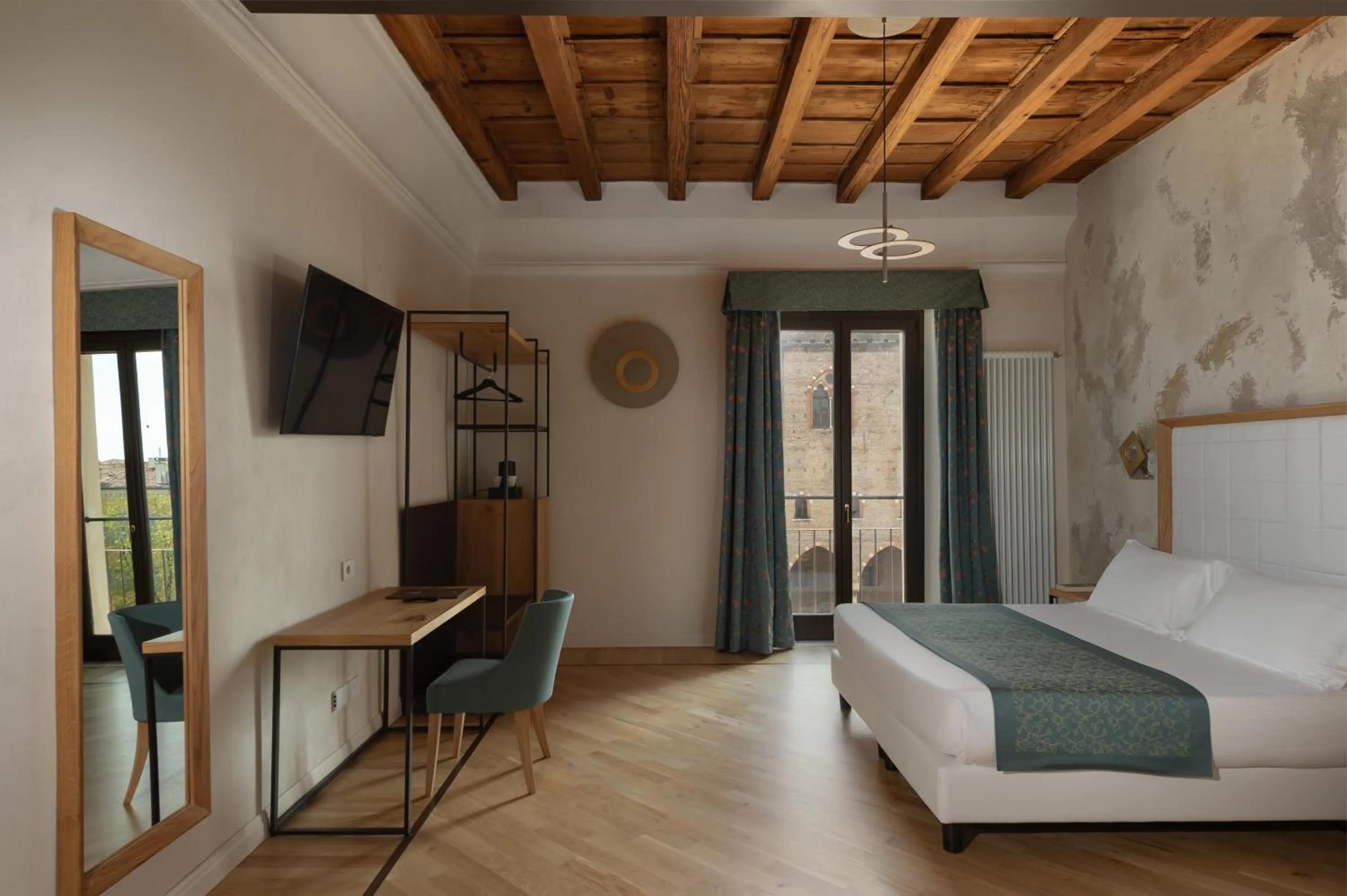 Bed in Cà Uberti Palace Hotel, MantegnaHotels