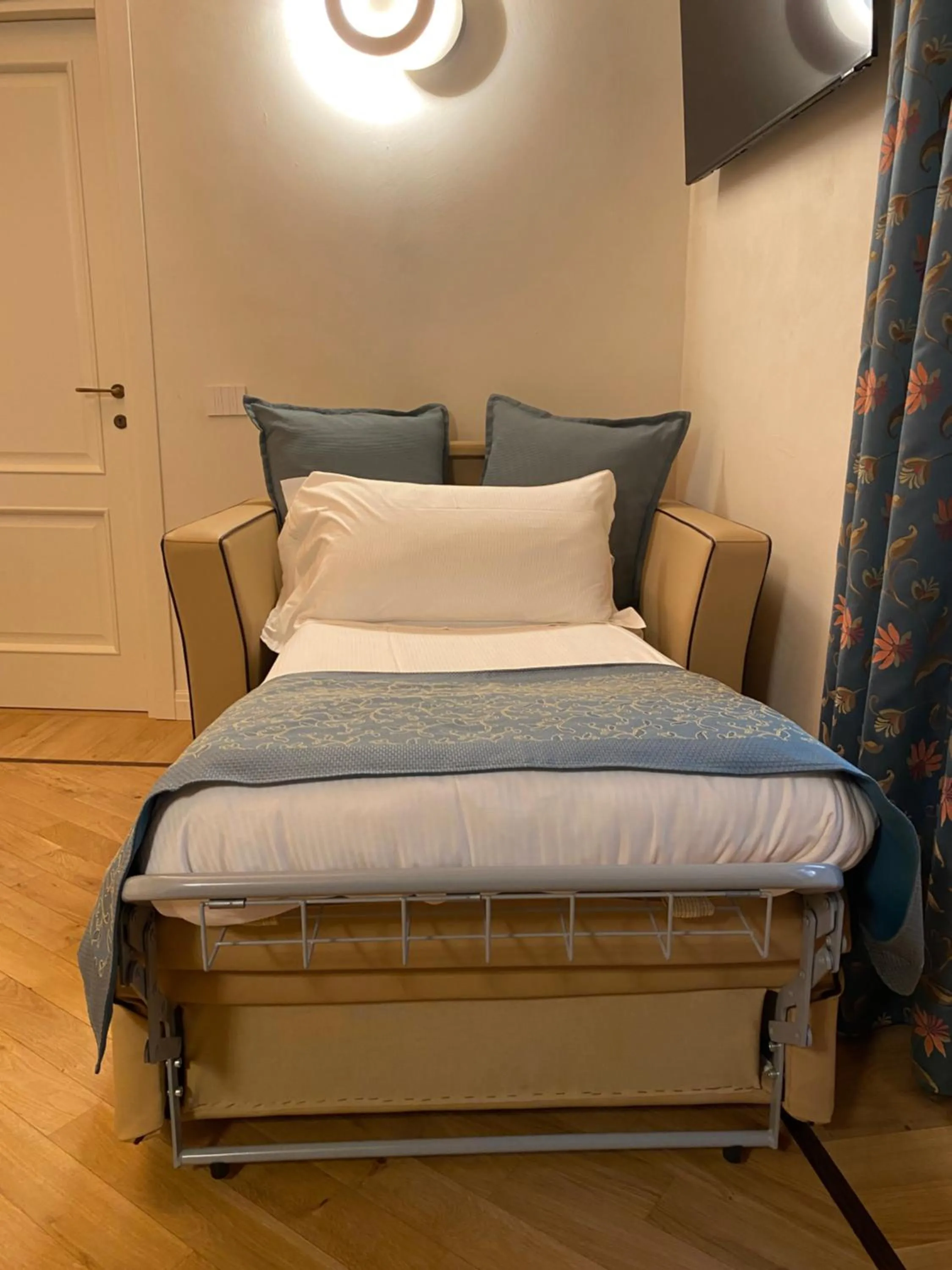 Bedroom, Bed in Cà Uberti Palace Hotel, MantegnaHotels