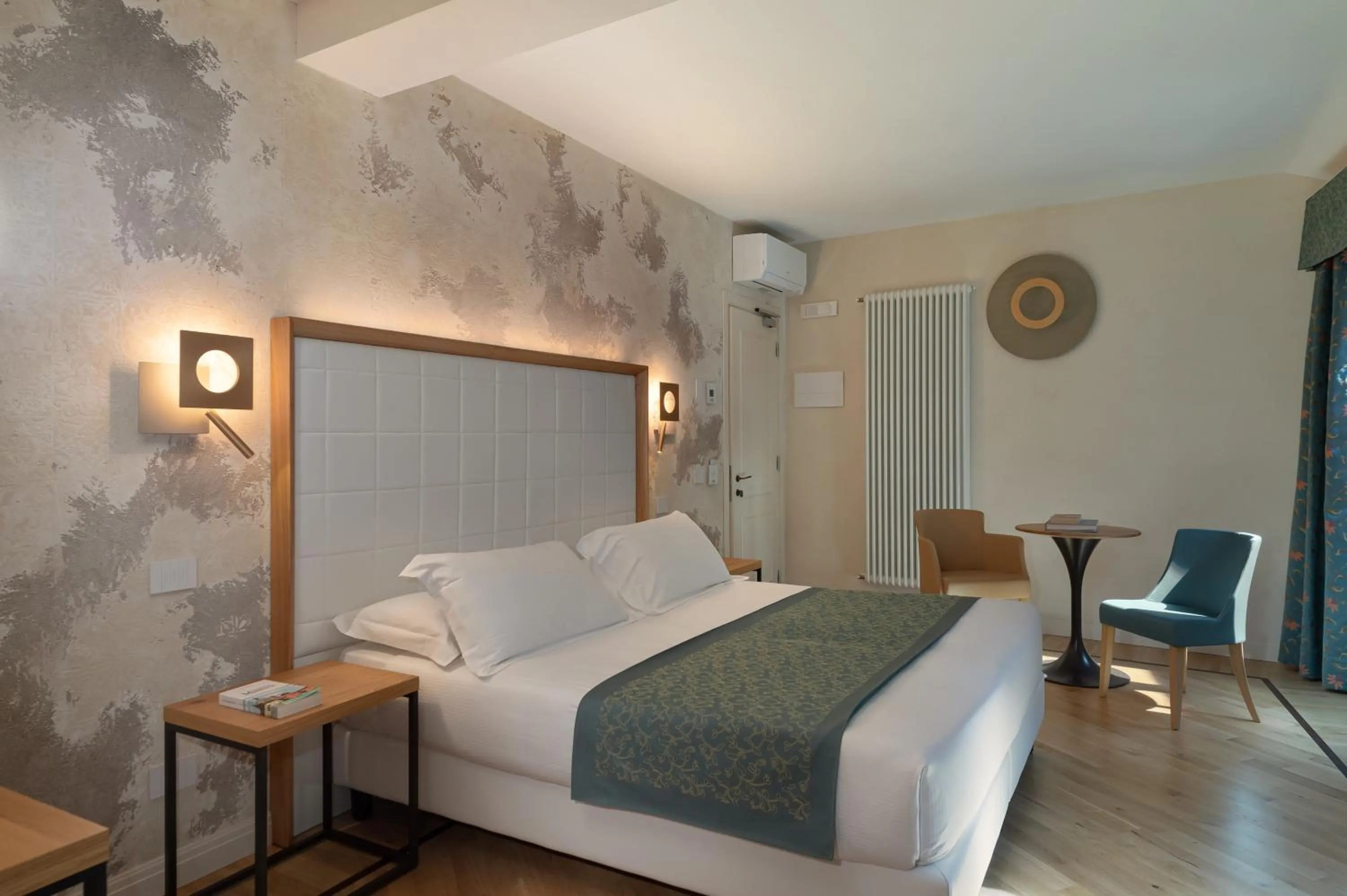 Bed in Cà Uberti Palace Hotel, MantegnaHotels